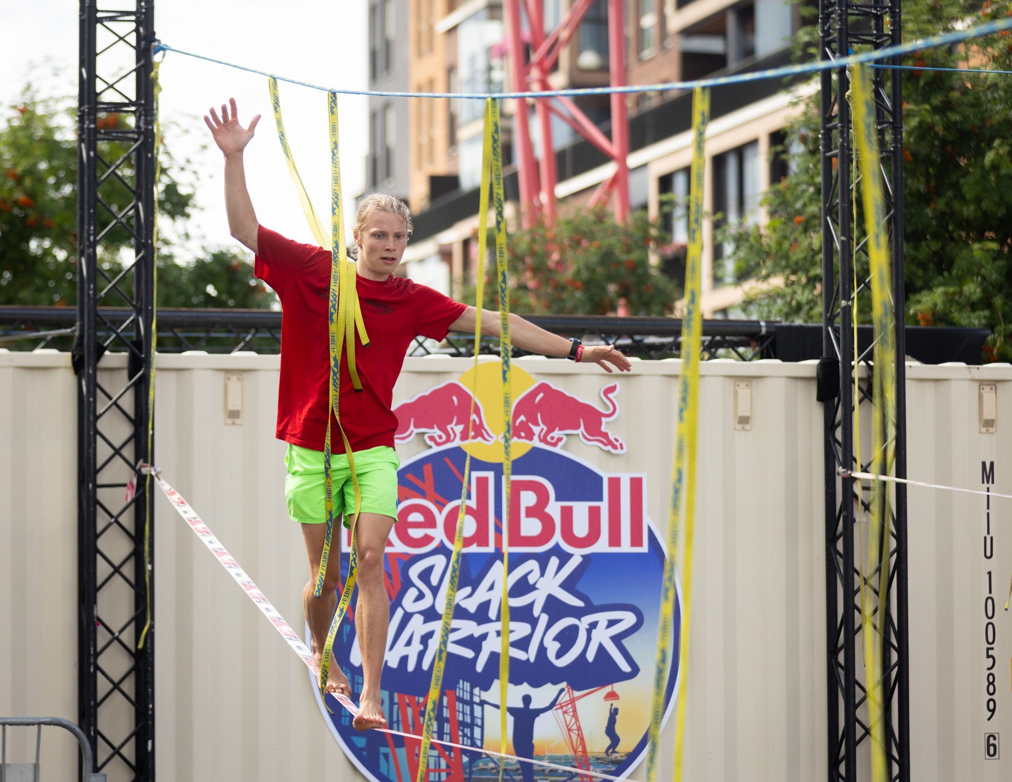 TÄISPIKKUSES JA FOTOD | Red Bull Slack Warrior: Noblessneris astusid võistlustulle 16 maailma parimat slacklinerit