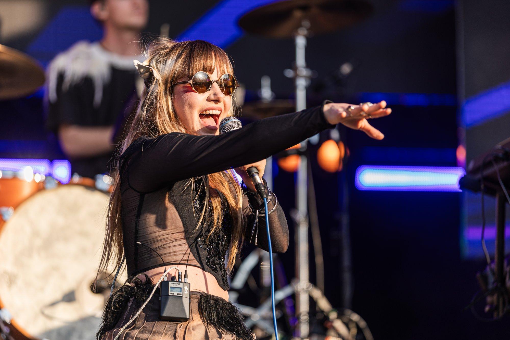 VIDEO | „Meil on väike pulm.“ Maailmas laineid lööva Night Tapesi lauljatar Iiris Vesik paljastas detaile abiellumisest