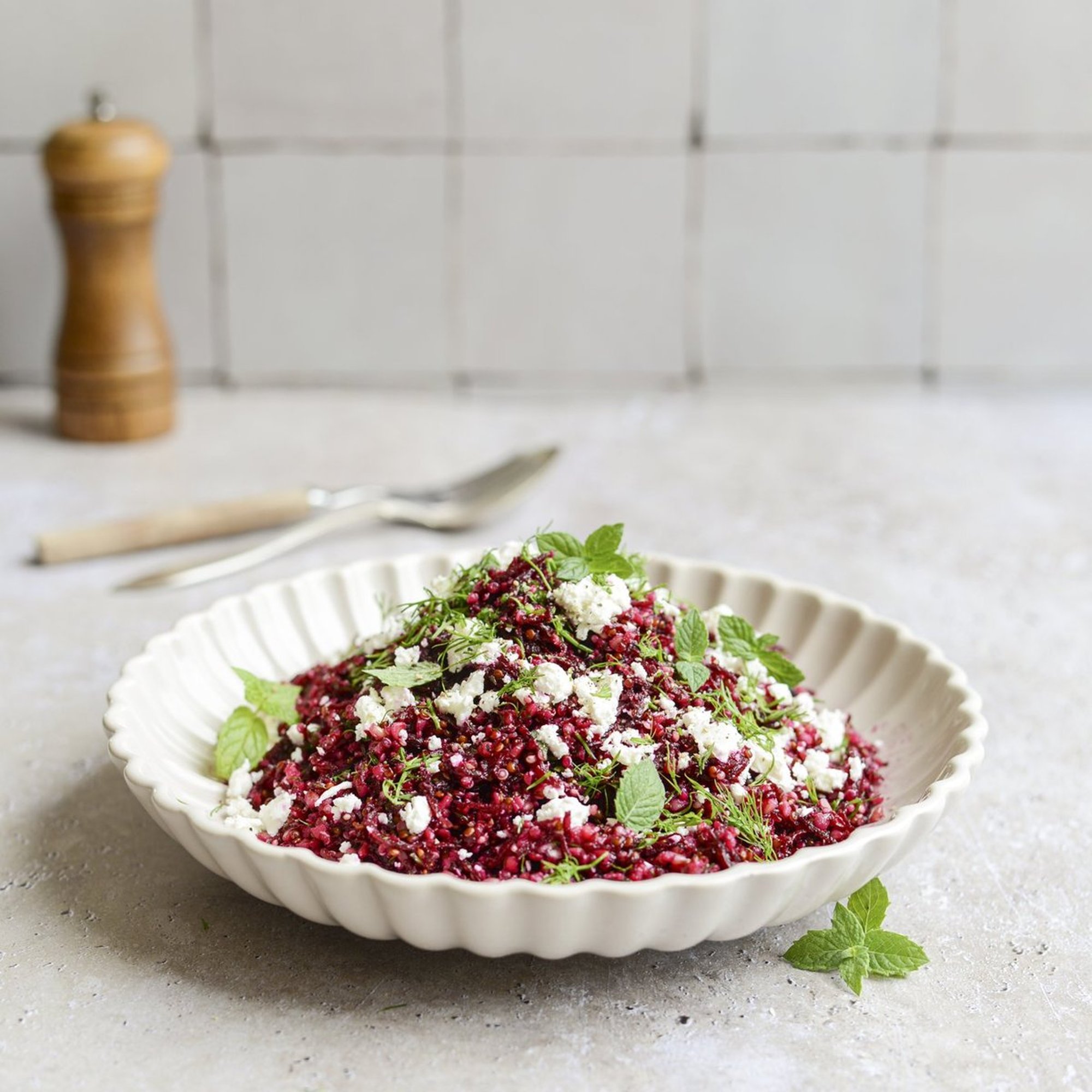 RETSEPT | Värvikas, toitev ja maitsev suvelõuna: kinoa-peedisalat fetaga