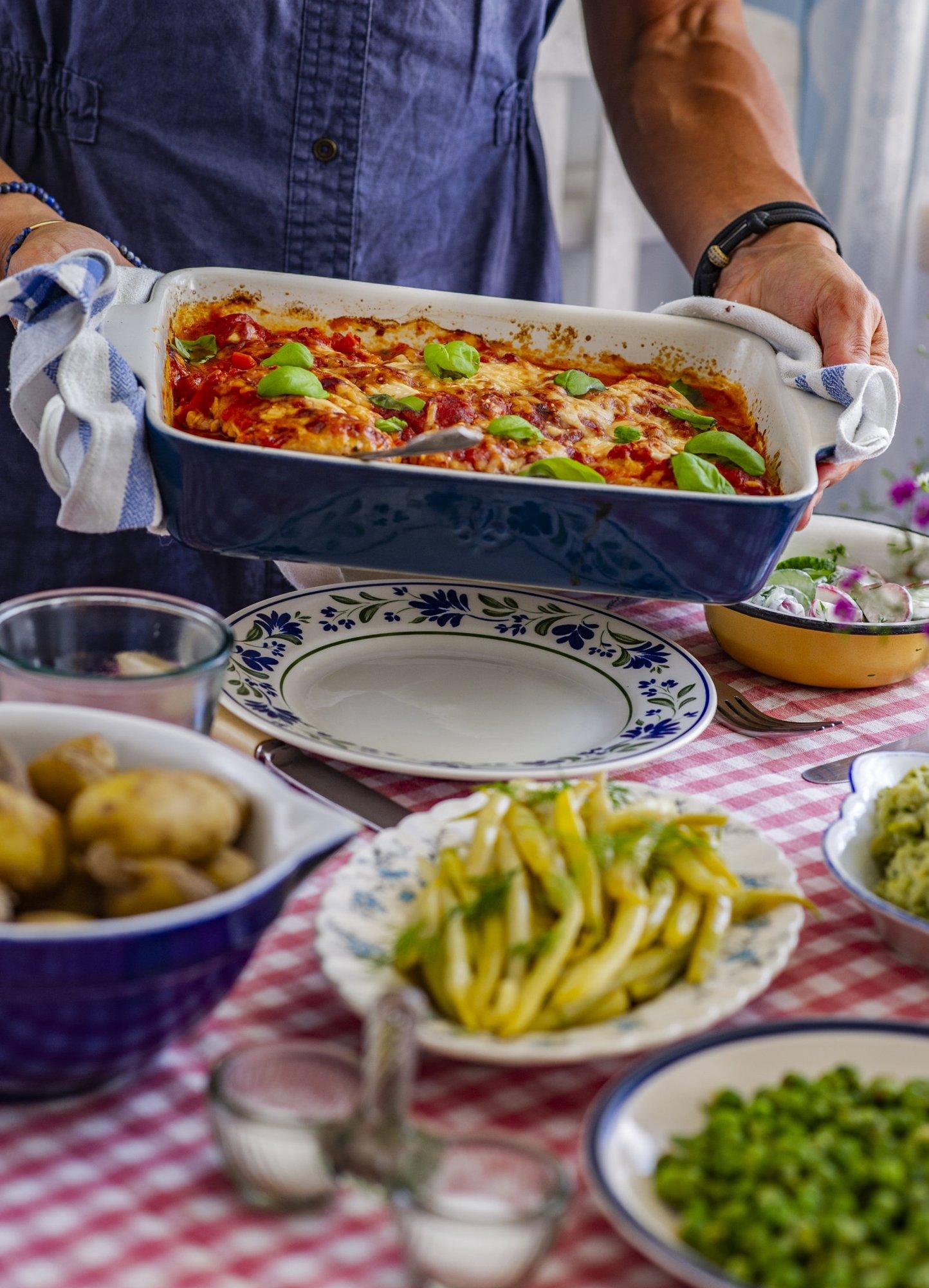 Soodne argitoit, mille üle ei vingu isegi ükski pirtsakas sööja: tomatikastmes kana ­juustukatte all