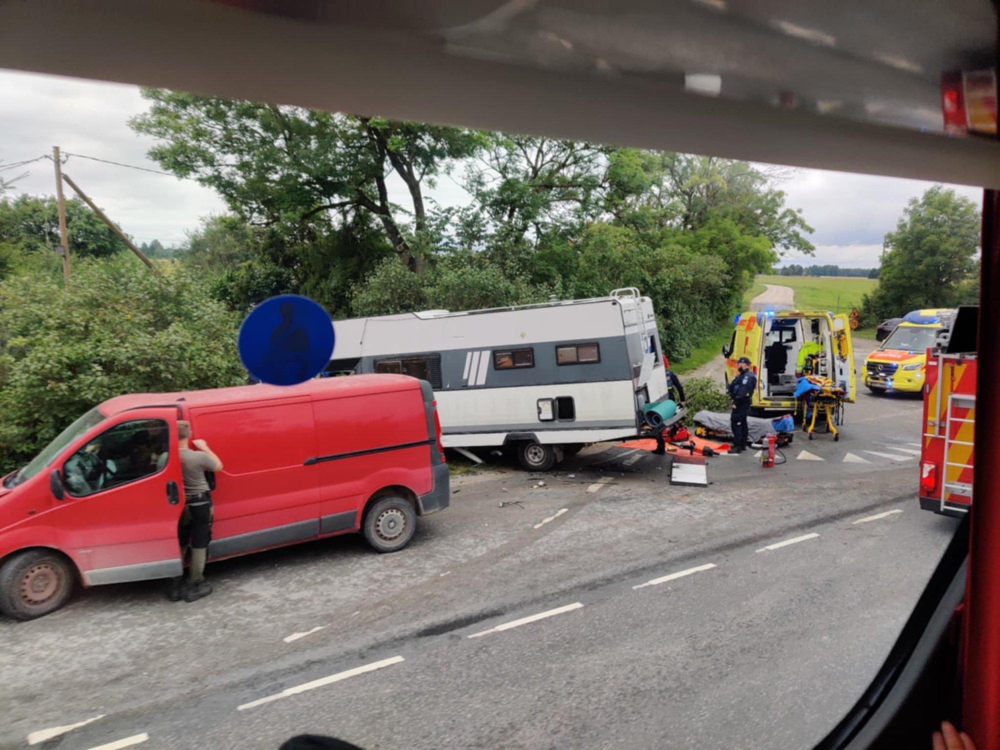 FOTOD | Märjamaal põrkasid kokku matkabuss ja auto, viis inimest toimetati haiglasse