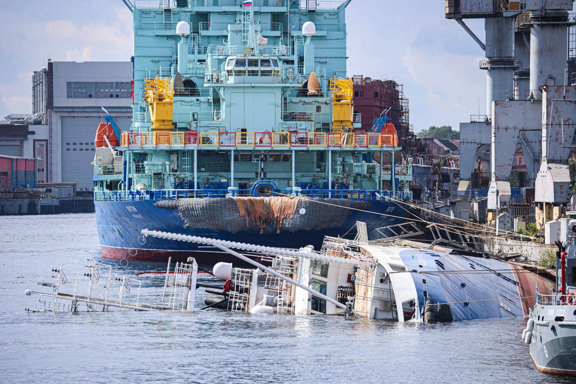 Vene mereväe uus puksiirlaev ei tulnud Peterburis kai ääres seismisega toime ja vajus vee alla