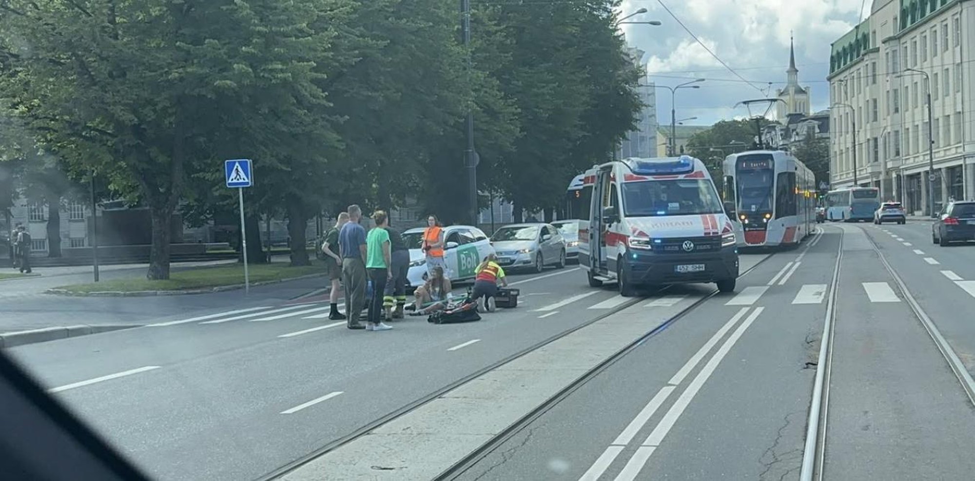 FOTO | Tallinna kesklinnas sõitis tõukerattur otsa auto järelhaagisele