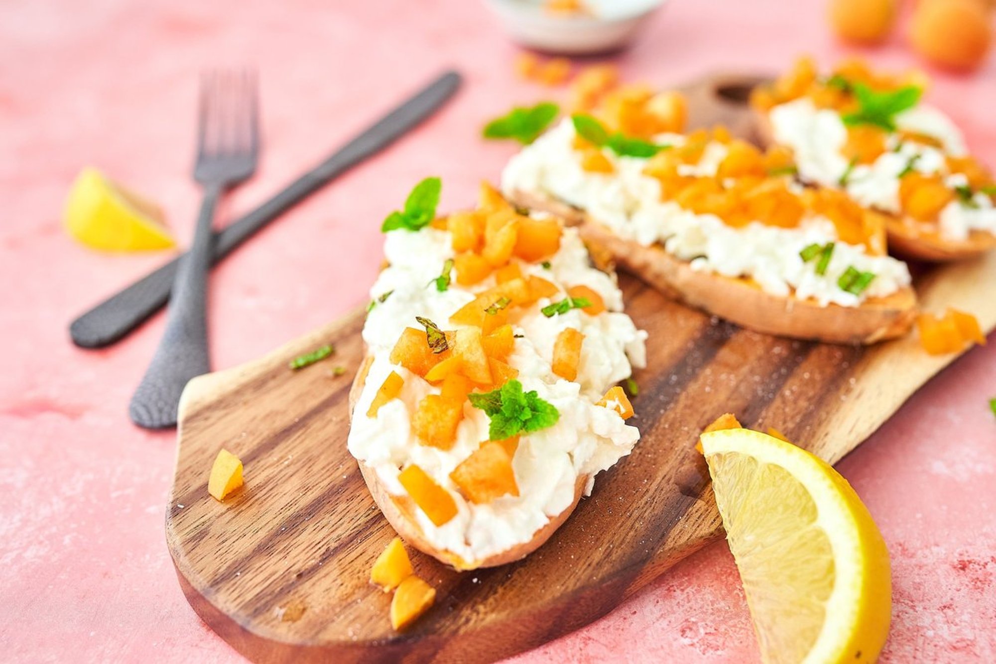 RETSEPT | Valmis 20 minutiga! Maguskartul burrata, aprikoosi ja piparmündiga