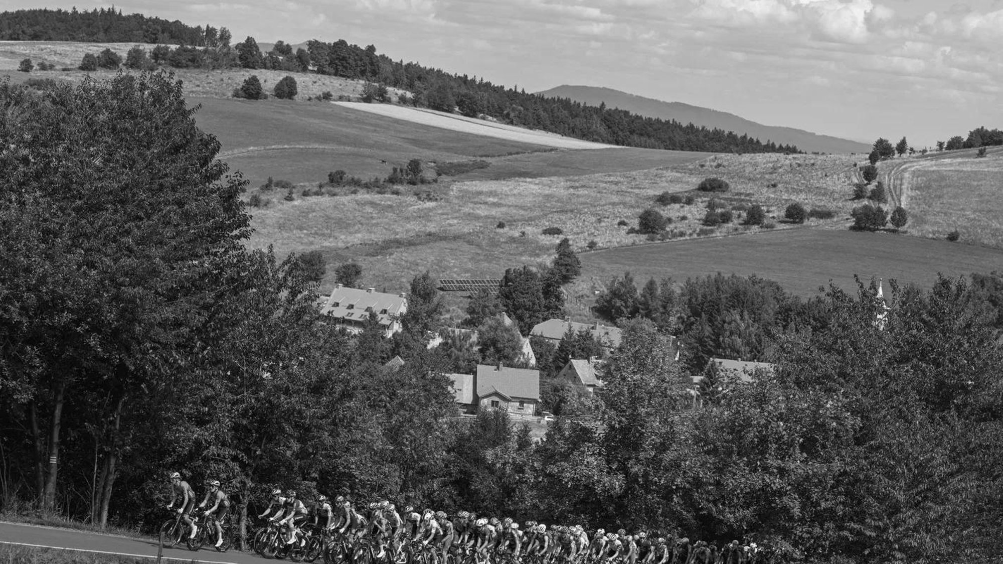 Traagiline massikukkumine Hispaania juunioride velotuuril: 17-aastane rattur hukkus, veel 17 said vigastada