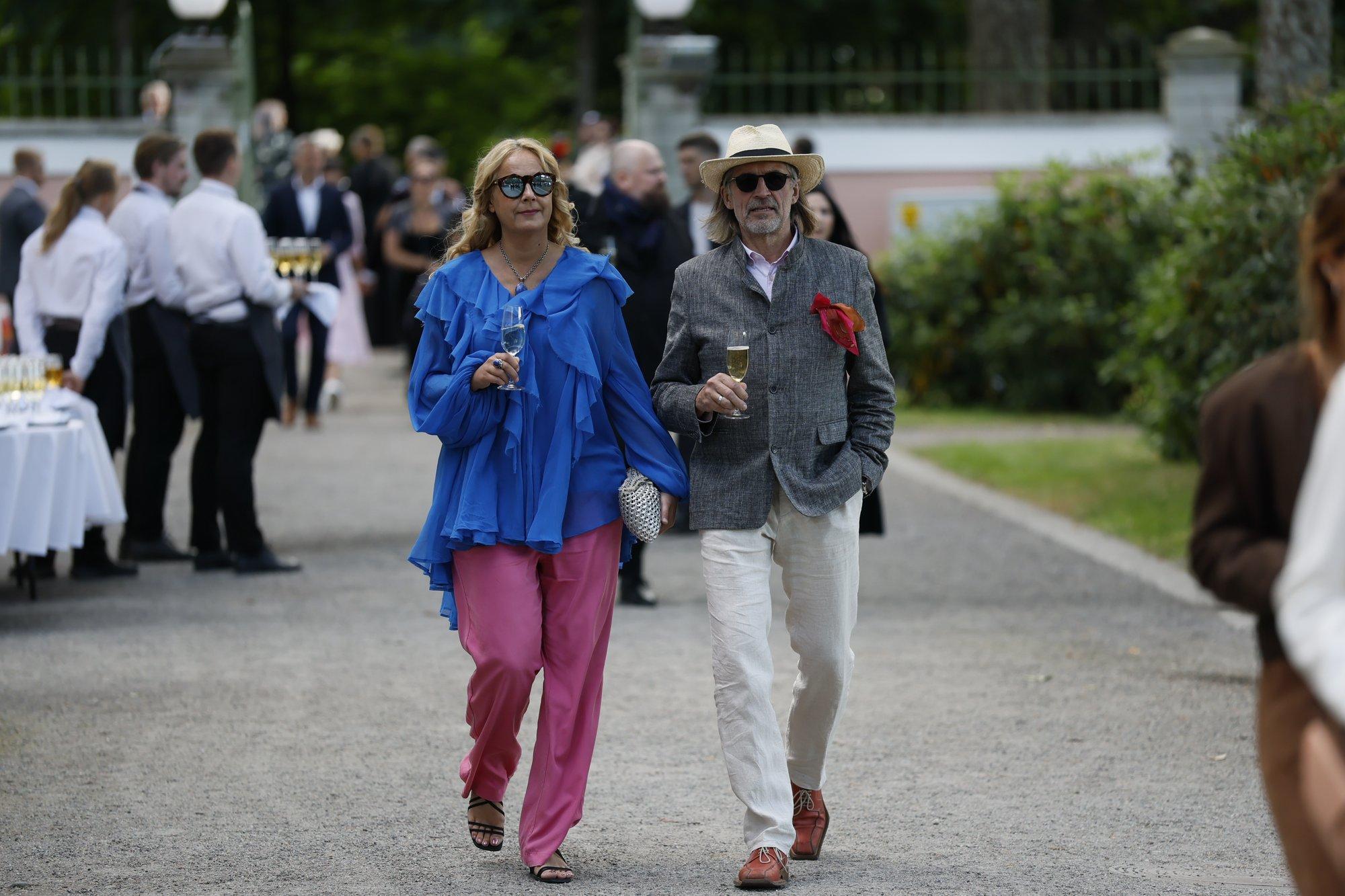 FOTO | Abikaasaga peole! Raadiohääl Pille Minev väisas roosiaia pidu Peep Kalaga