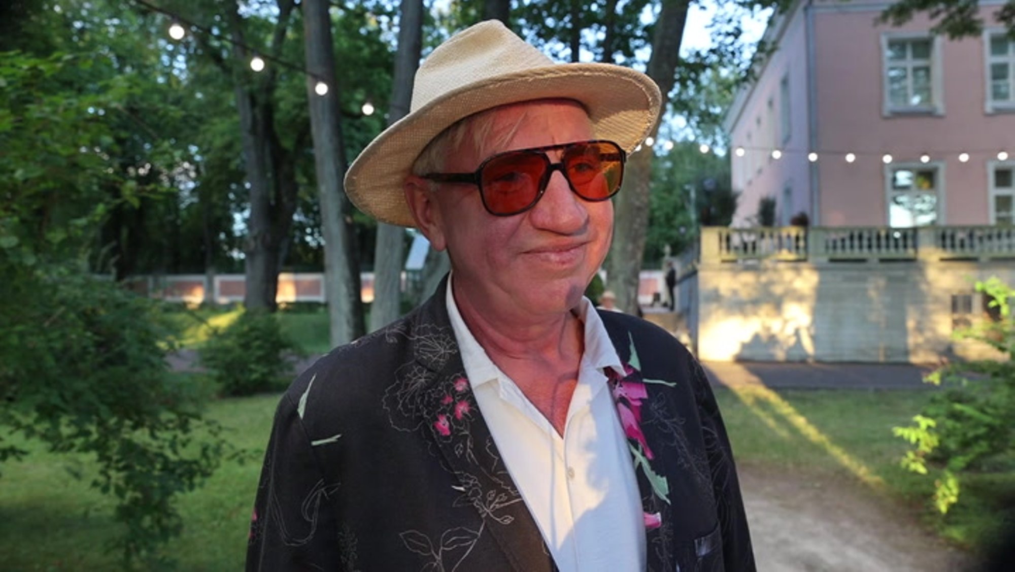 VIDEO | „Tänu postiljonile olen ma siin!“ Sepo Seeman oleks äärepealt roosiaia vastuvõtule tulemata jätnud