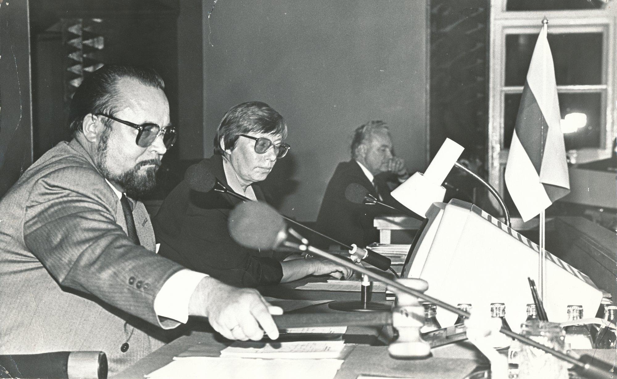 LP ARHIIVIST | „Iseseisvumise otsusele ei olnud kerge hääli kokku saada.” Kuidas sündis haamrilöök, mis taastas Eesti iseseisvuse?