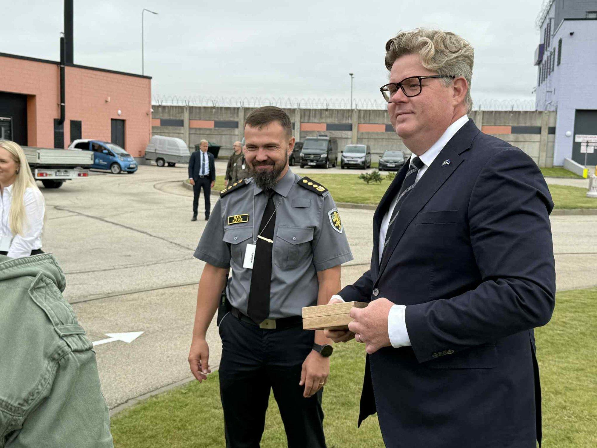 FOTOD | Rootsi minister käis tutvumas Tartu vangikongidega, kuhu plaanis saata mitusada Rootsi vangi. „Alati on huvitav näha tingimusi oma silmaga“