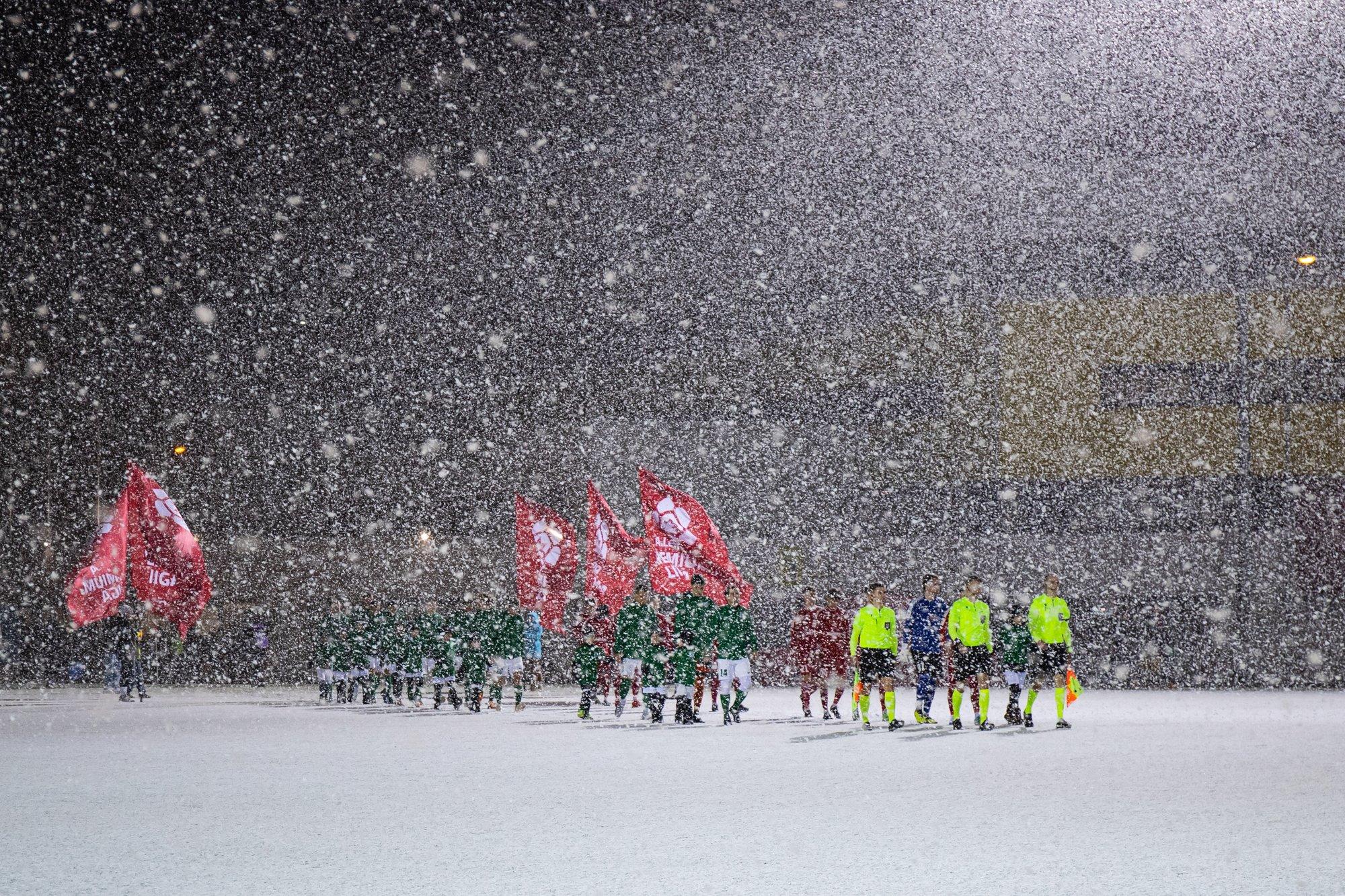Eesti jalgpallihallide kriis: ruumi napib, nõudlus kasvab. Maapiirkondades veeretatakse talviti trennis lumepalle