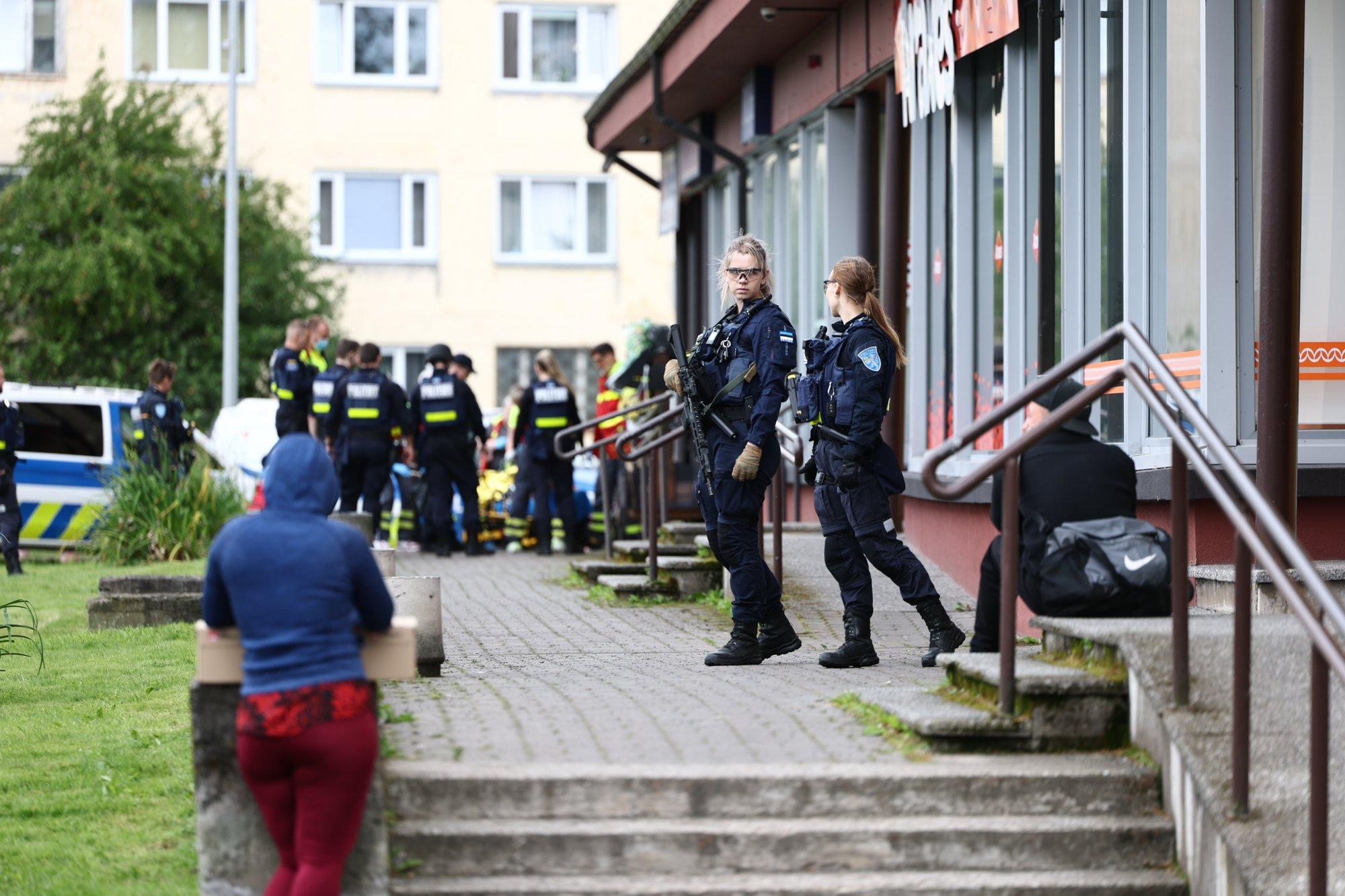 FOTOD | Politsei pidas Tallinnas kinni noaga lillepoodi sisenenud mehe