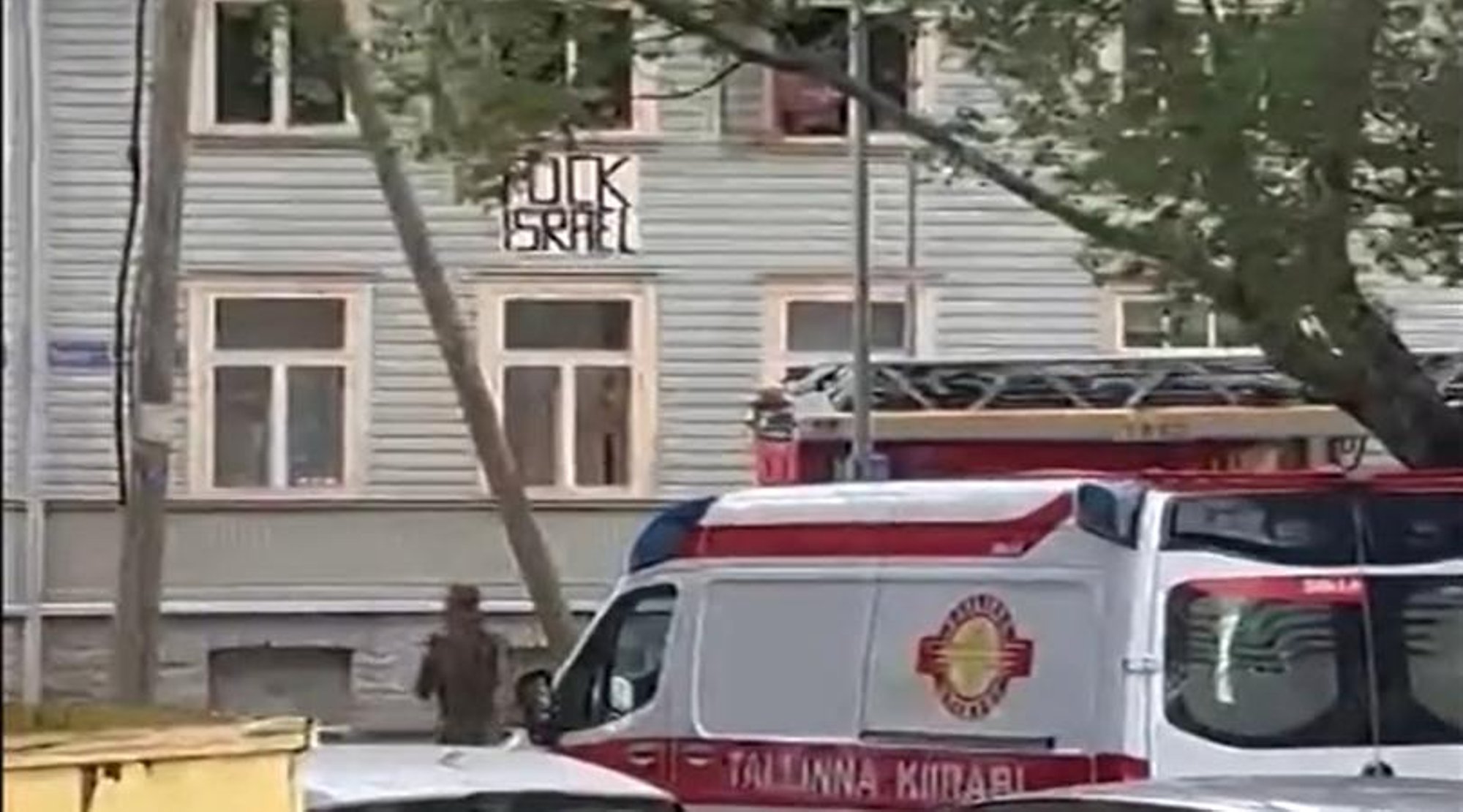 Tallinnasse püstitati Iisraeli-vastane ropu sisuga loosung, politsei reageeris suurte jõududega