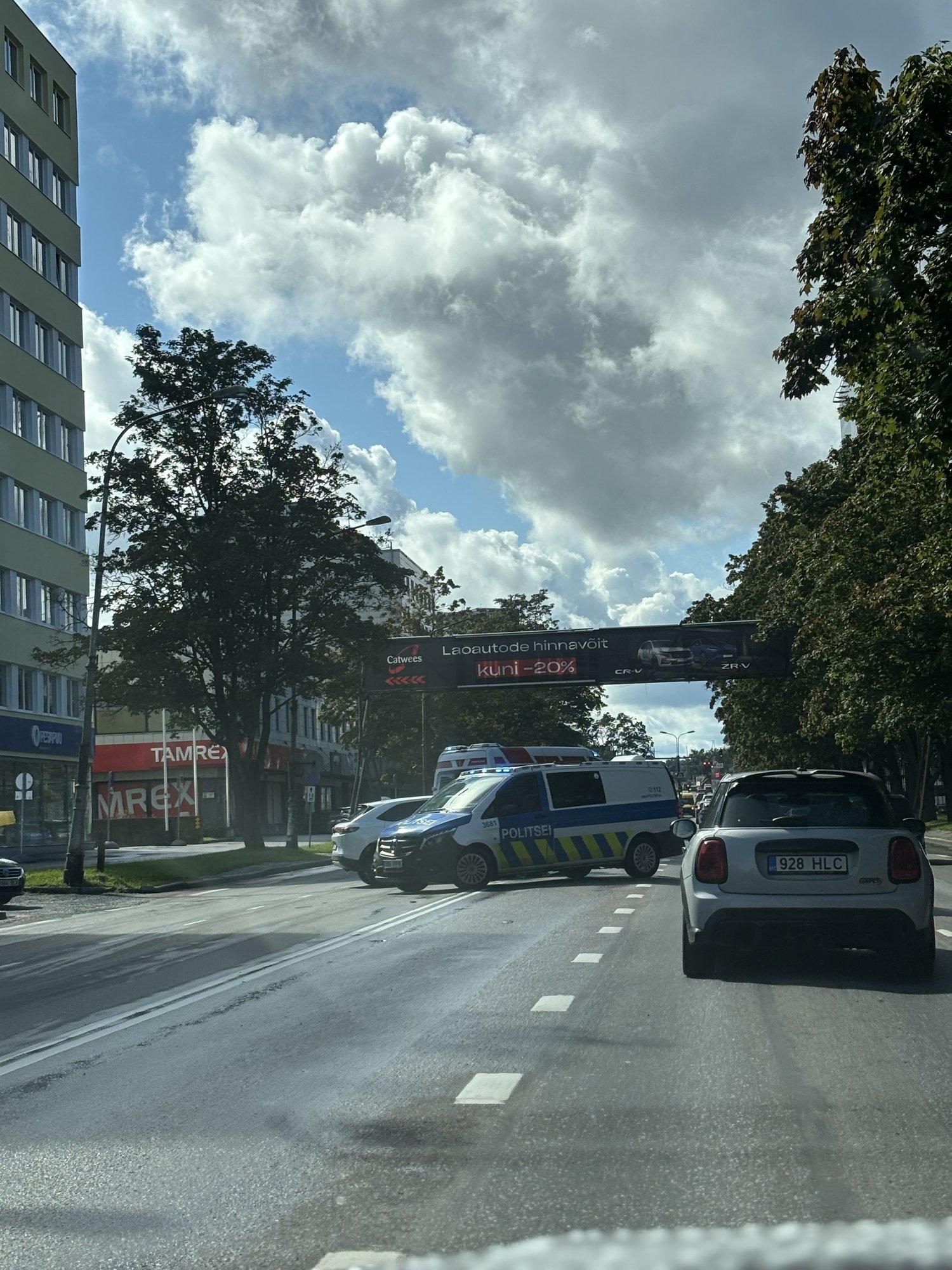 FOTO | Tallinnas Pärnu maanteel sai avariis viga kaks inimest