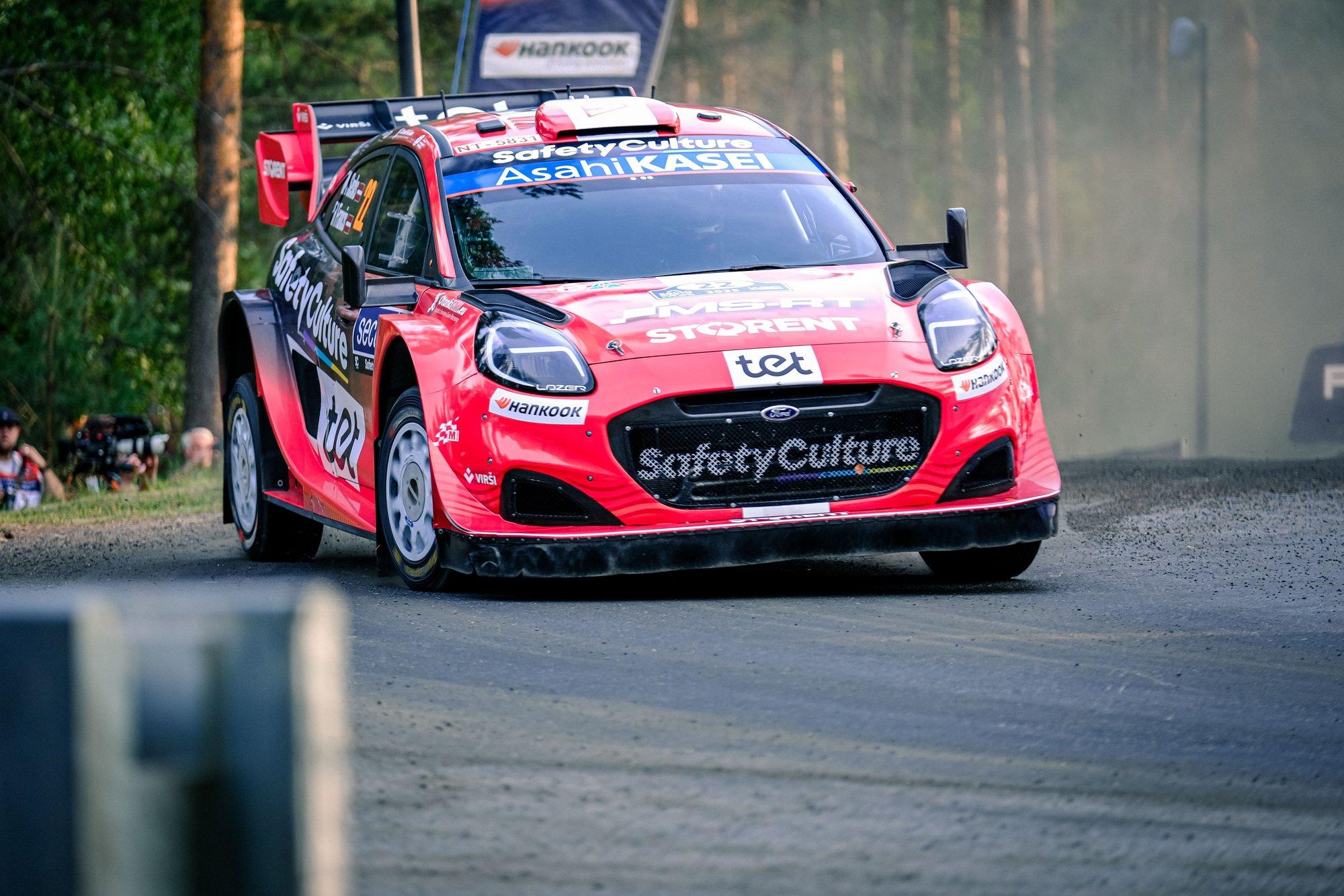 VIDEO | „Ta vajab pikemaid jalgu!“ Sesksi kaardilugeja puhastas sõidu ajal jalaga tuuleklaasi