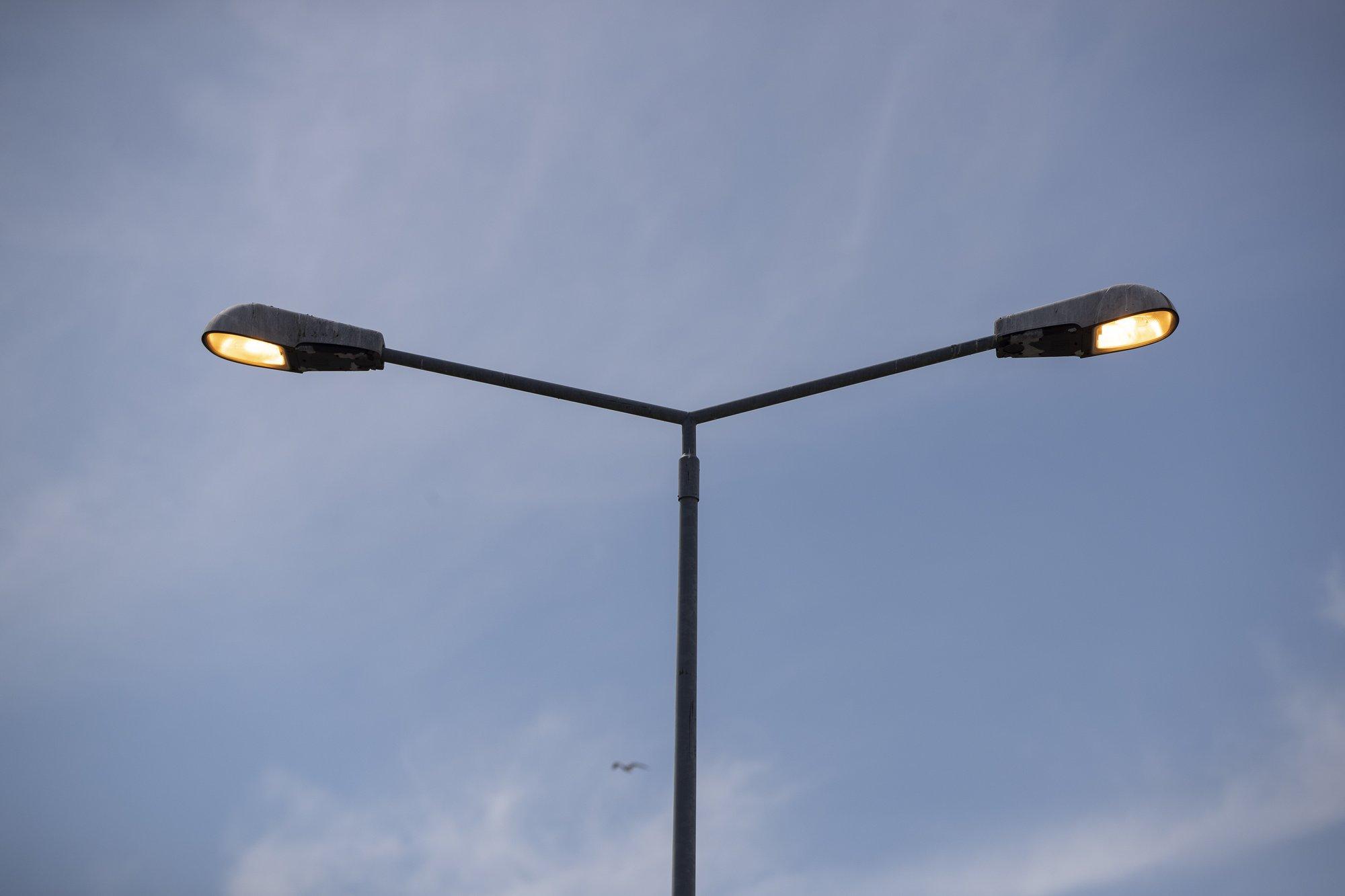 Männikul kukkus lapsele tänavavalgustuspost peale