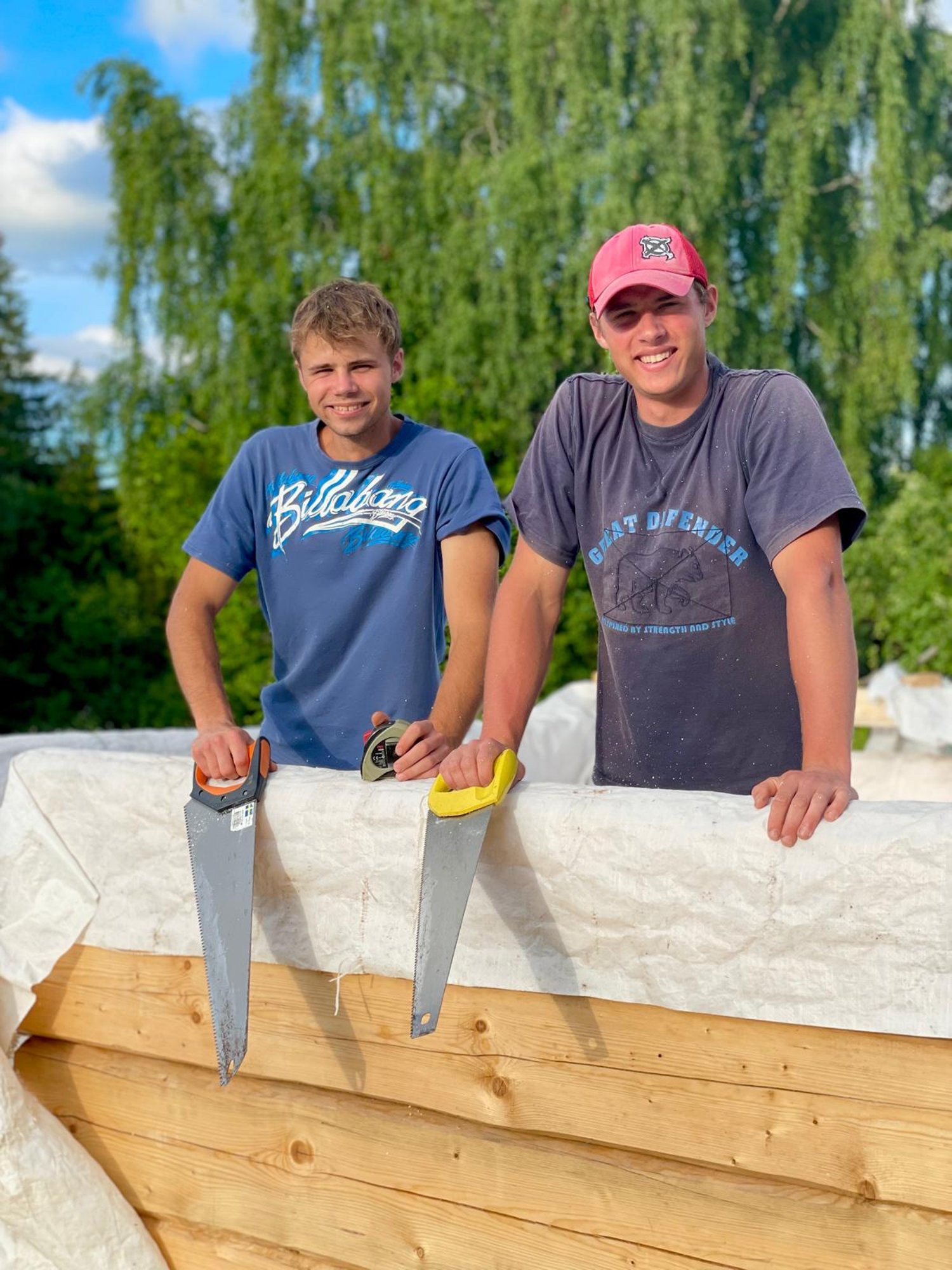 „Ehitust poisid küll õppinud pole, aga nad tegid kõik ise.“ Vennad ehitasid emale uhke palksauna