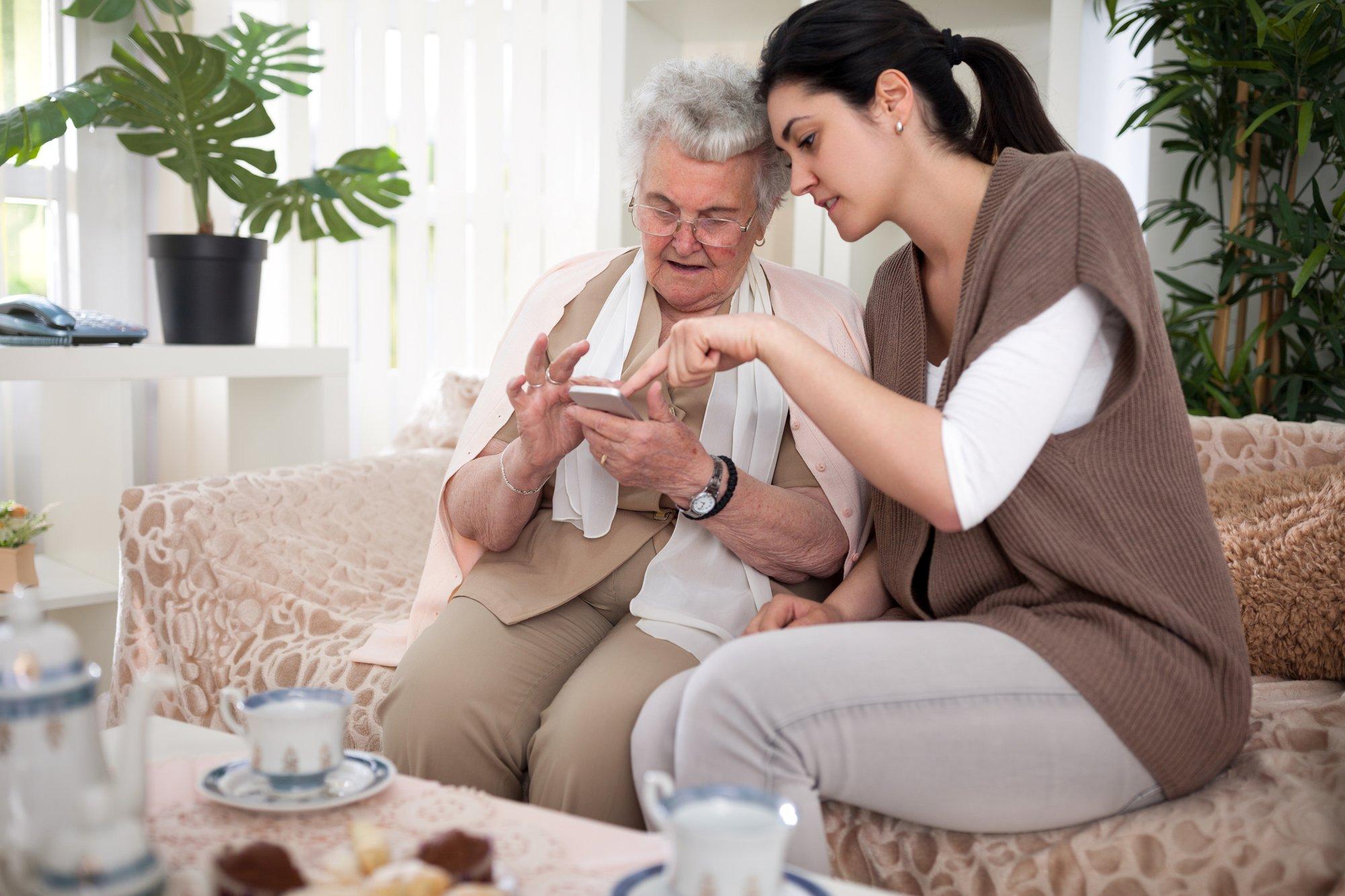 Digimentorid mures: paljud eakad ei saa netti kolinud teenustega hakkama. Kui lähed vanavanemale külla, aita tal õppida!