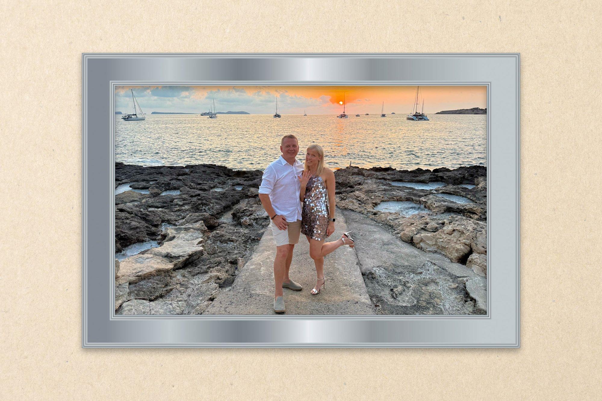 100 Eesti armastuslugu!  „Ta on minu kõrval alati olemas.“ Iga kord, kui kõlab „Neiu mustas kleidis“, ärkab ellu eriline mälestus