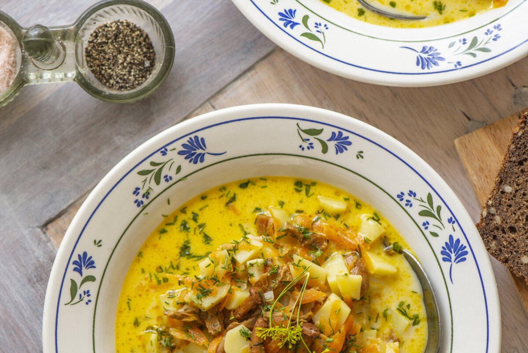 RETSEPT | Tahad midagi tõeliselt mõnusat? Proovi kreemjat kukeseenesuppi kartuli ja sulatatud juustuga!