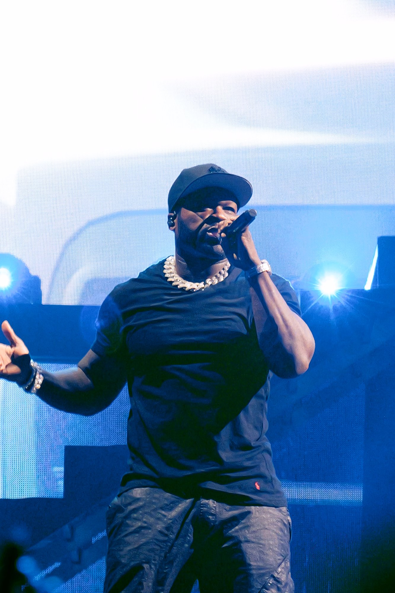 REPORTAAŽ | Seksika striptiisiga vürtsitatud sõu ja kokkupressitud rahvamass: 50 Cent näitas Tallinnas, et ta on laval enamat kui pool dollarit