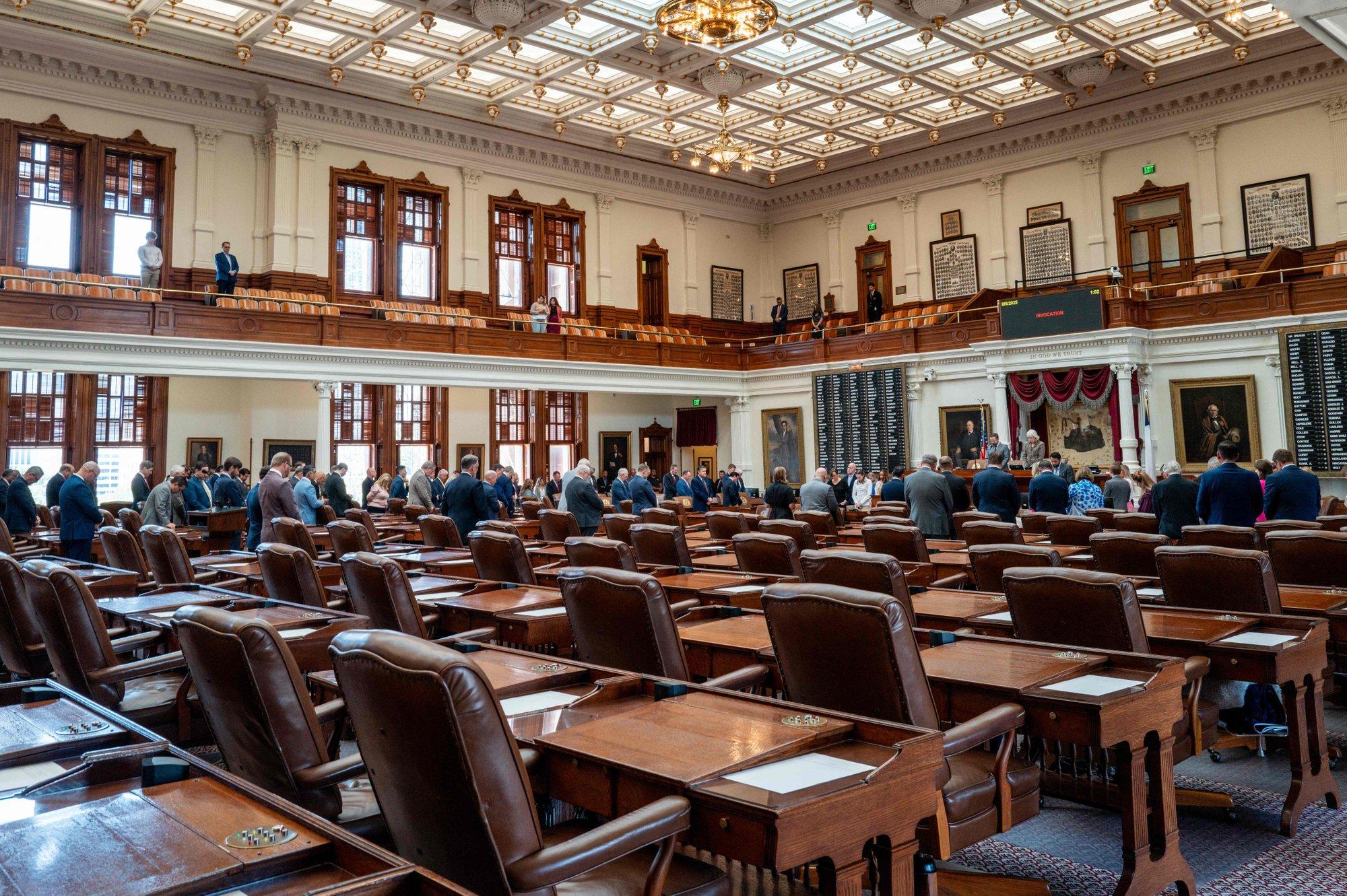 Texase kuberner taotleb kohtu kaudu valmisringkondade ümberjoonistamist blokkivate demokraatide ametist kõrvaldamist