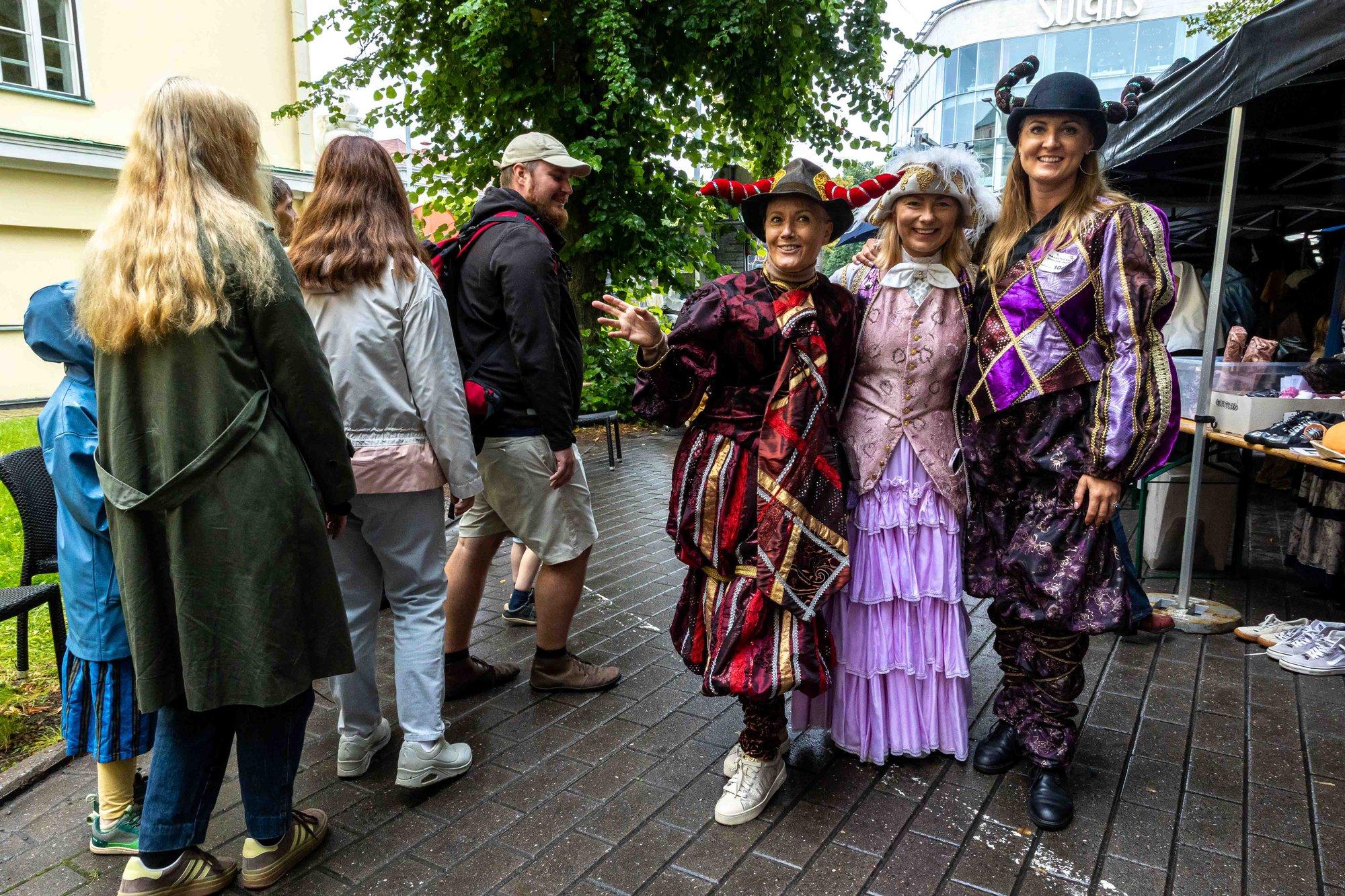 FOTOD | Estonia teatrilaadal sai osta põneva kostüümi ja odava ooperipileti ning nautida tasuta kontserti