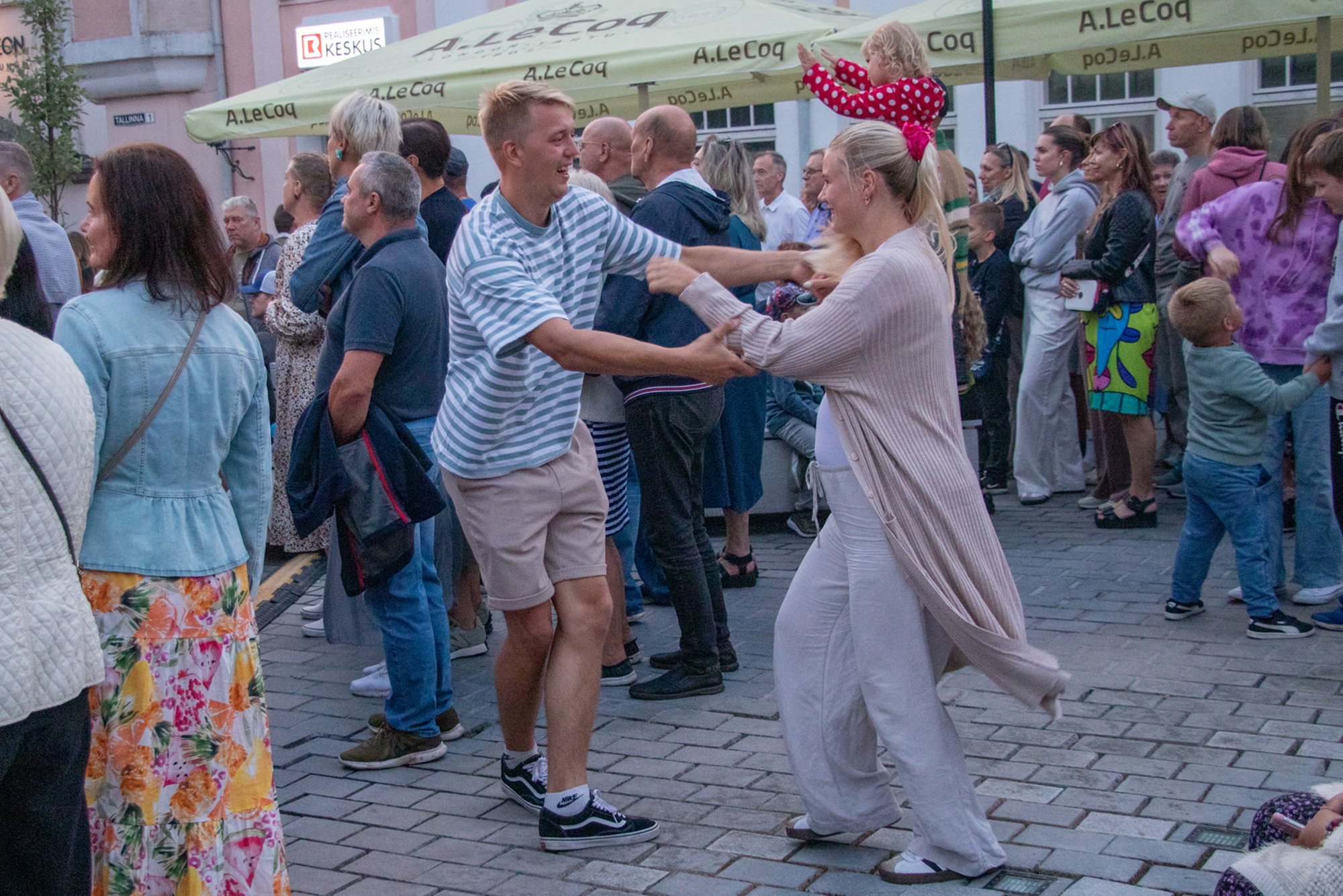 FOTOD | Publik keerutas jalga! Kuressaare merepäevadele pani vahva punkti Regati ja Quressi esinemine