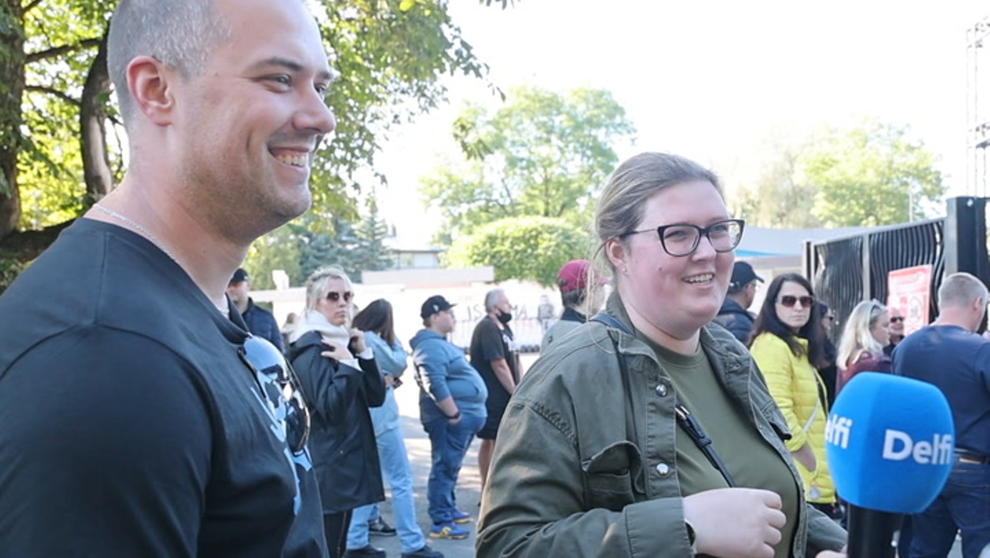 VIDEOD | Walkeri ja Aoki kontserdile on tuldud peamiselt Lätist ja Soomest. Üks fänn püüab värava taga tasuta piletit skoorida