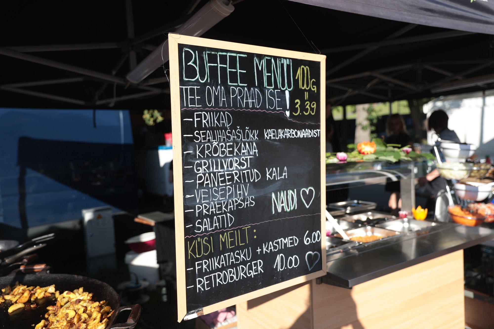 FOTOD | Kõhu võib täis saada taskukohaselt, fännisärgi eest tuleb välja käia 40 eurot. Millised on Bryan Adamsi kontserdil hinnad?