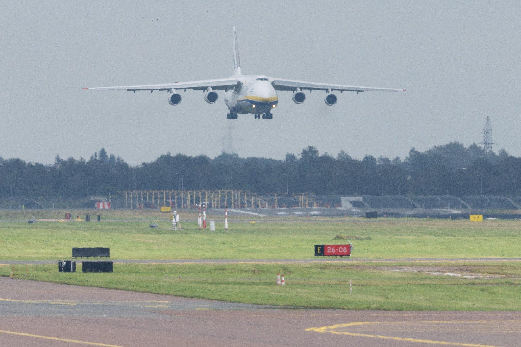 Hiigellennuk An-124 maandus Tallinnas erakorralise logistikaoperatsiooni tõttu