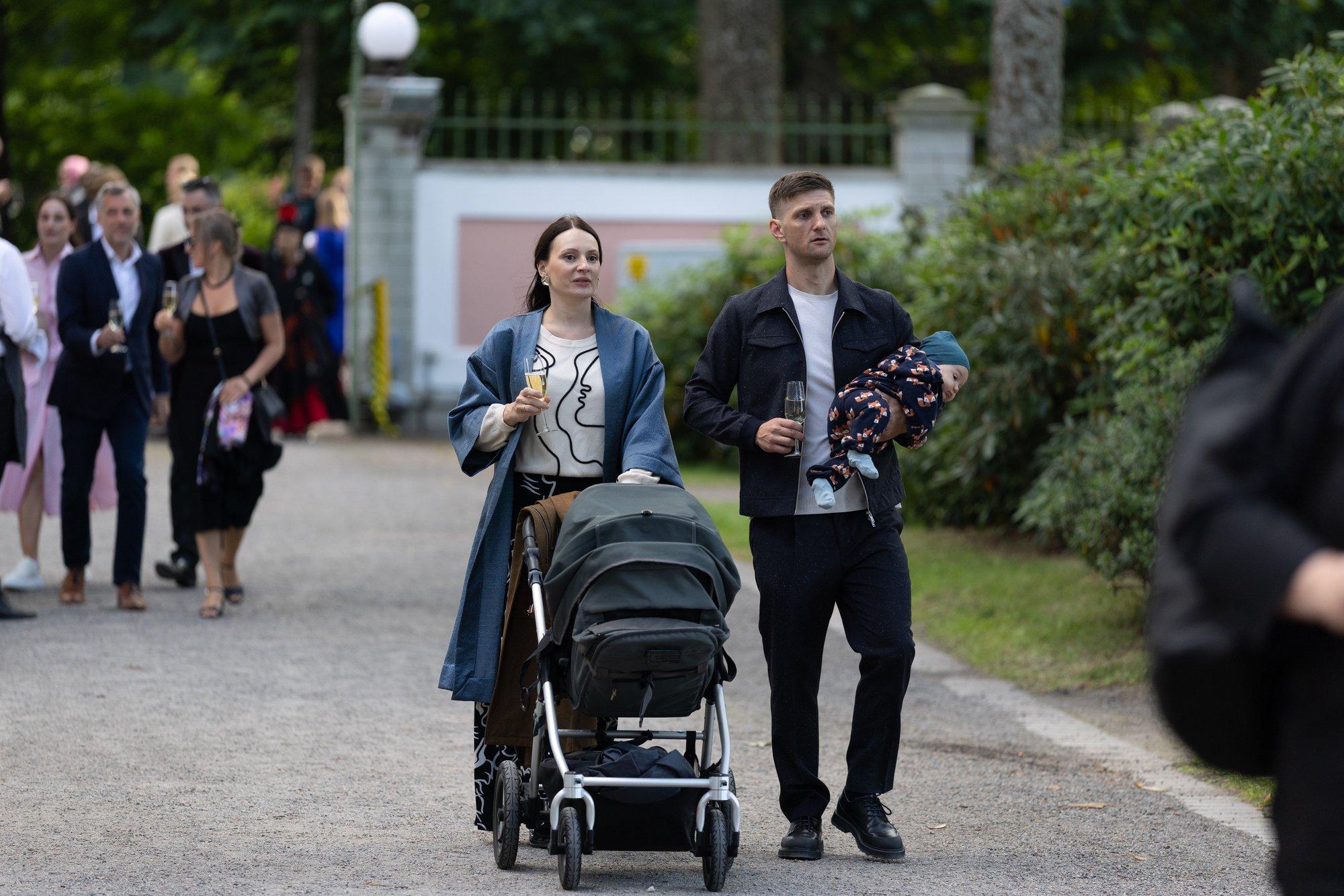 FOTOD | Näitlejad Veiko ja Linda Porkanen võtsid roosiaia vastuvõtule kaasa pisipoja