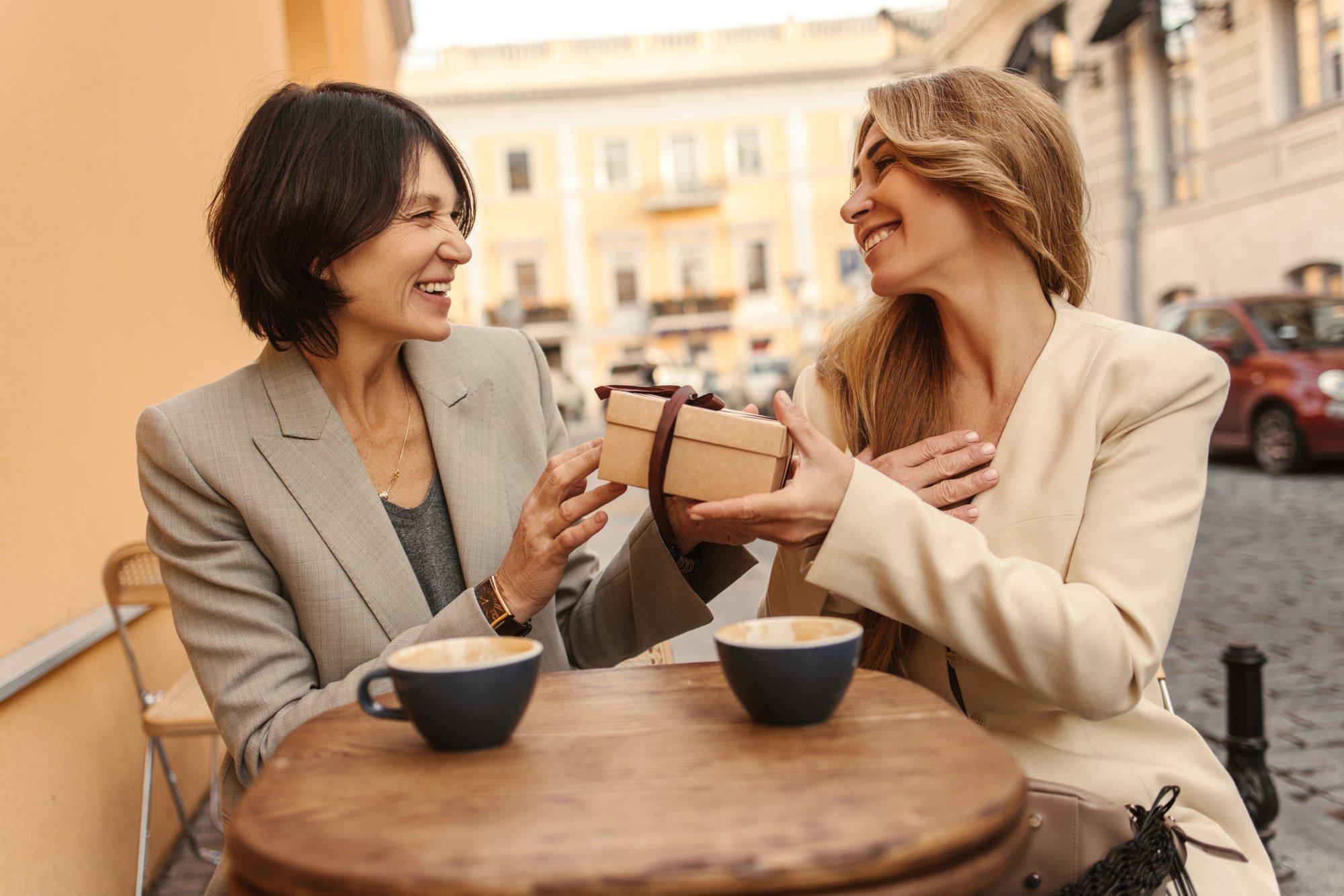 „Nii tore kingitus!“ Valetamise varjatud pool: millal see kaitseb, aga millal võib suhted lõhkuda