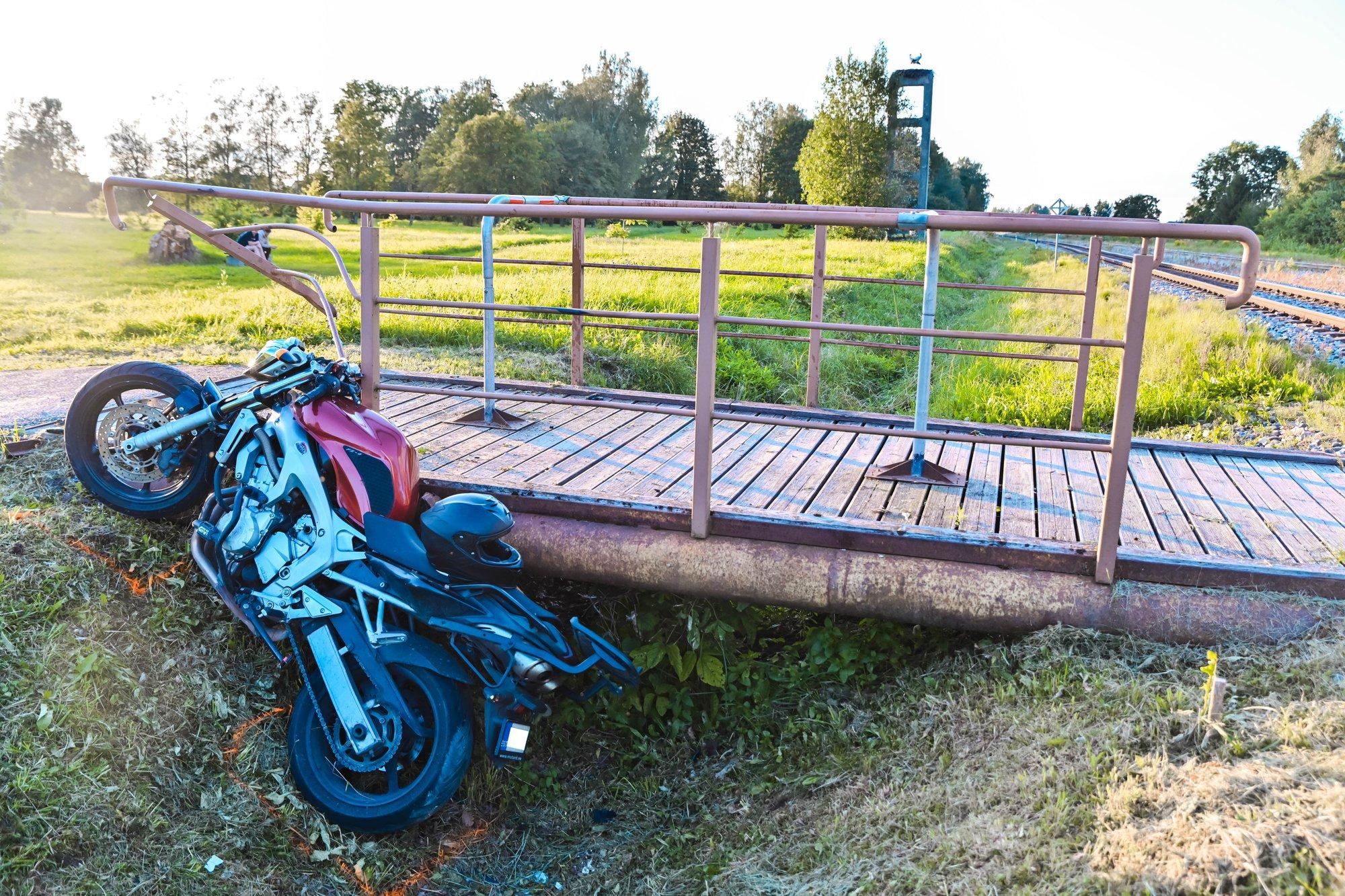 FOTOD | Võhmas hukkus liiklusõnnetuses mootorrattur