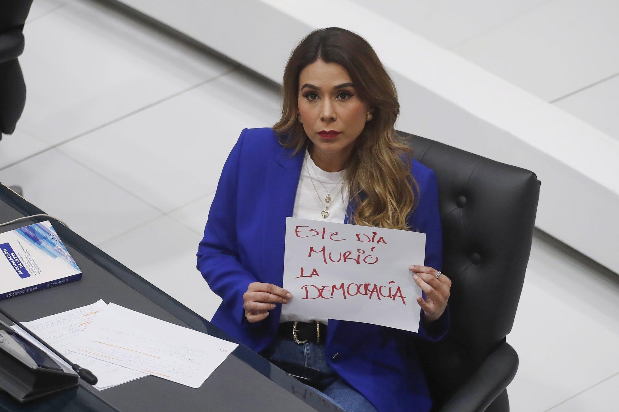 El Salvador kiitis heaks presidendi piiramatu tagasivalimise ja ametiaja pikendamise