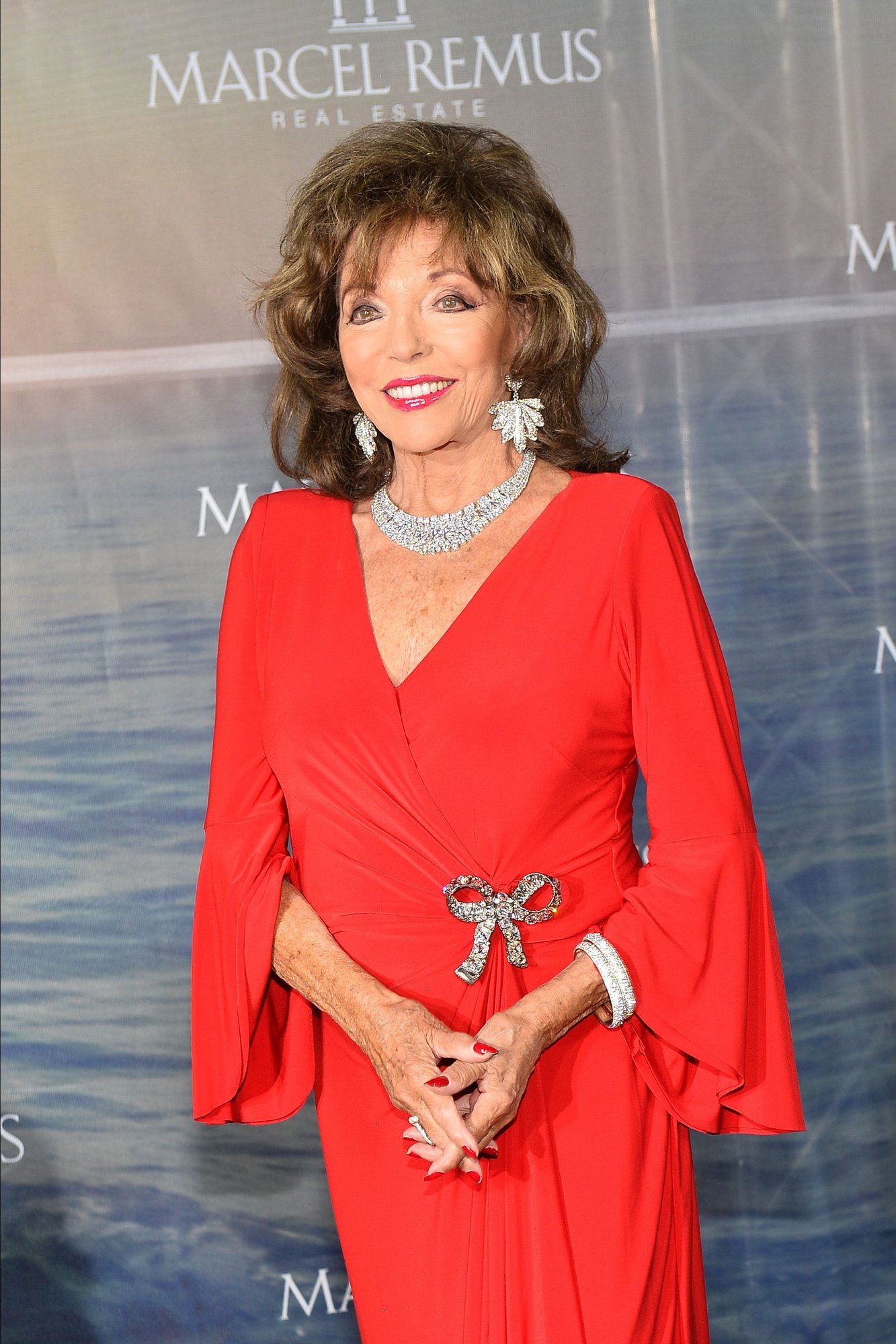 KLÕPS | 92-aastane näitleja Joan Collins varjab oskuslikult vananemise märke