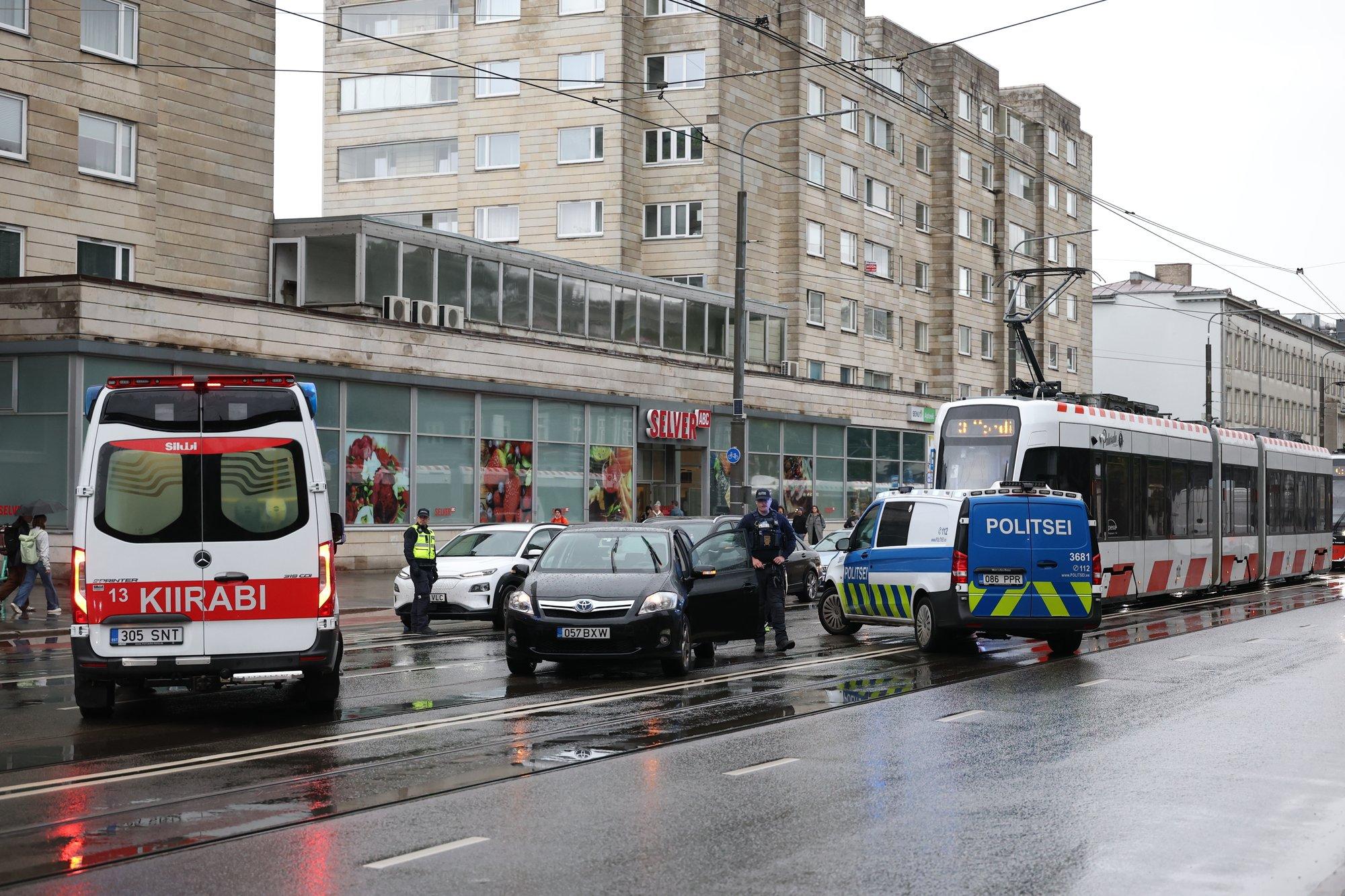 FOTOD | Tallinna kesklinnas põrkas kokku kaks autot. Trammiliiklus on häiritud