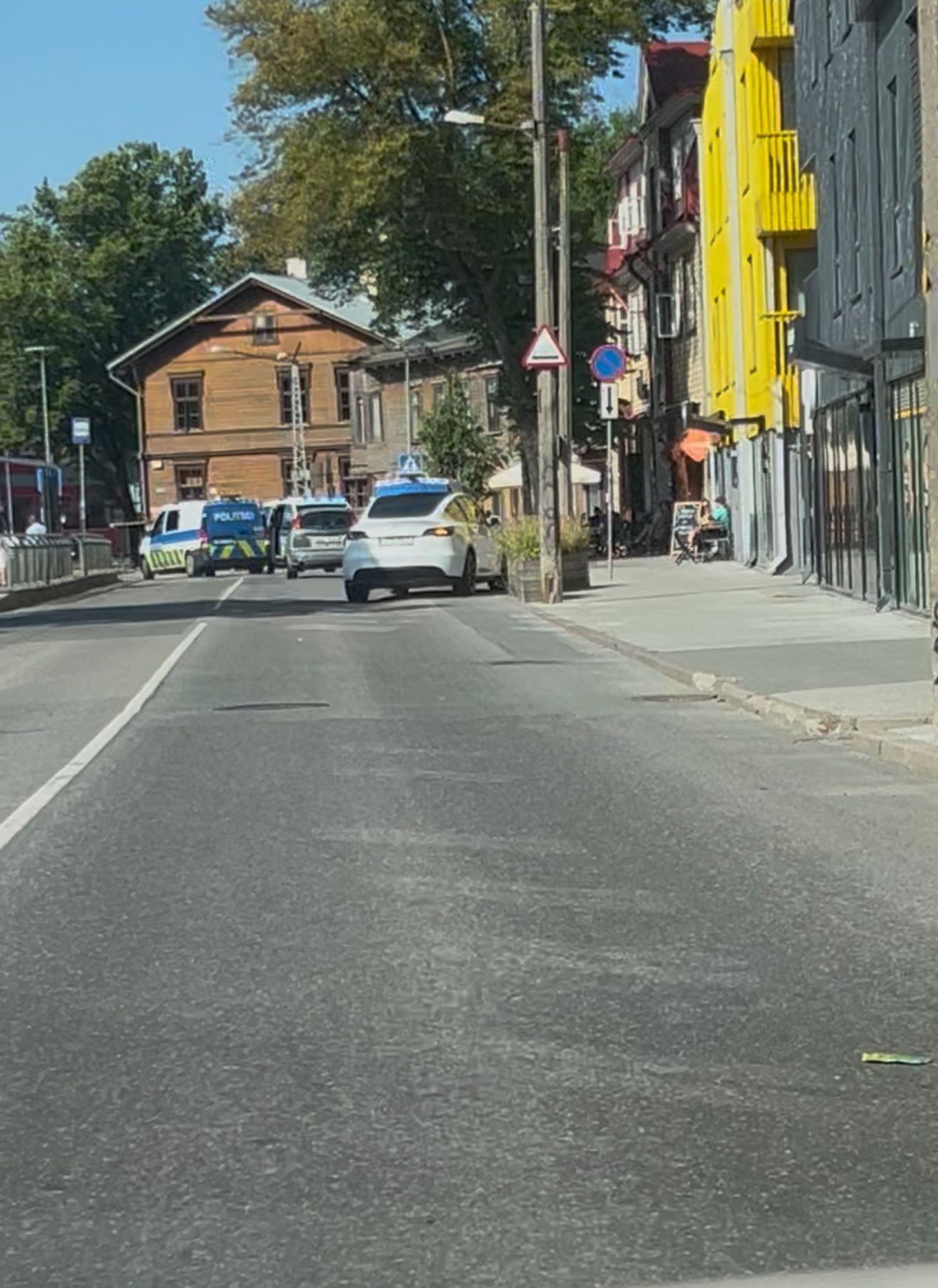 FOTO | Politsei pidas Tallinnas tagaajamise järel kinni avariilise Fordiga põgenenud juhi