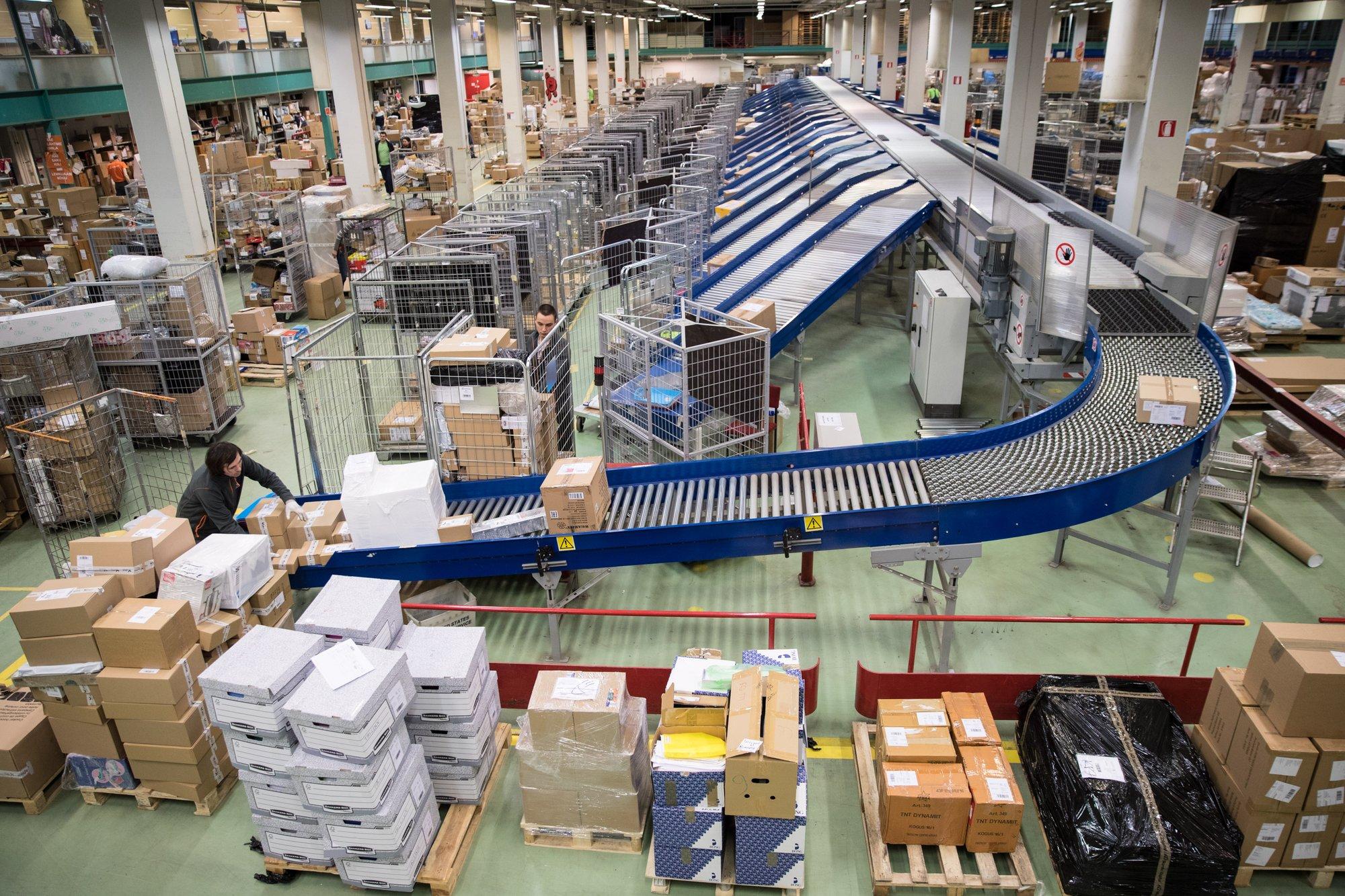 Kondiitrist rahvakuller tassib iga päev laiali poolsada pakki. Tegusad pakivedajad on ka õpetajad