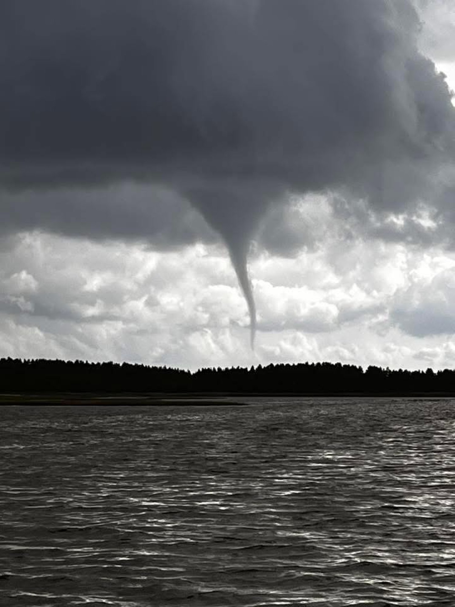 FOTOD JA VIDEO | Võimas rünkpilv tekitas Haapsalu lahe kohale vesipüksi