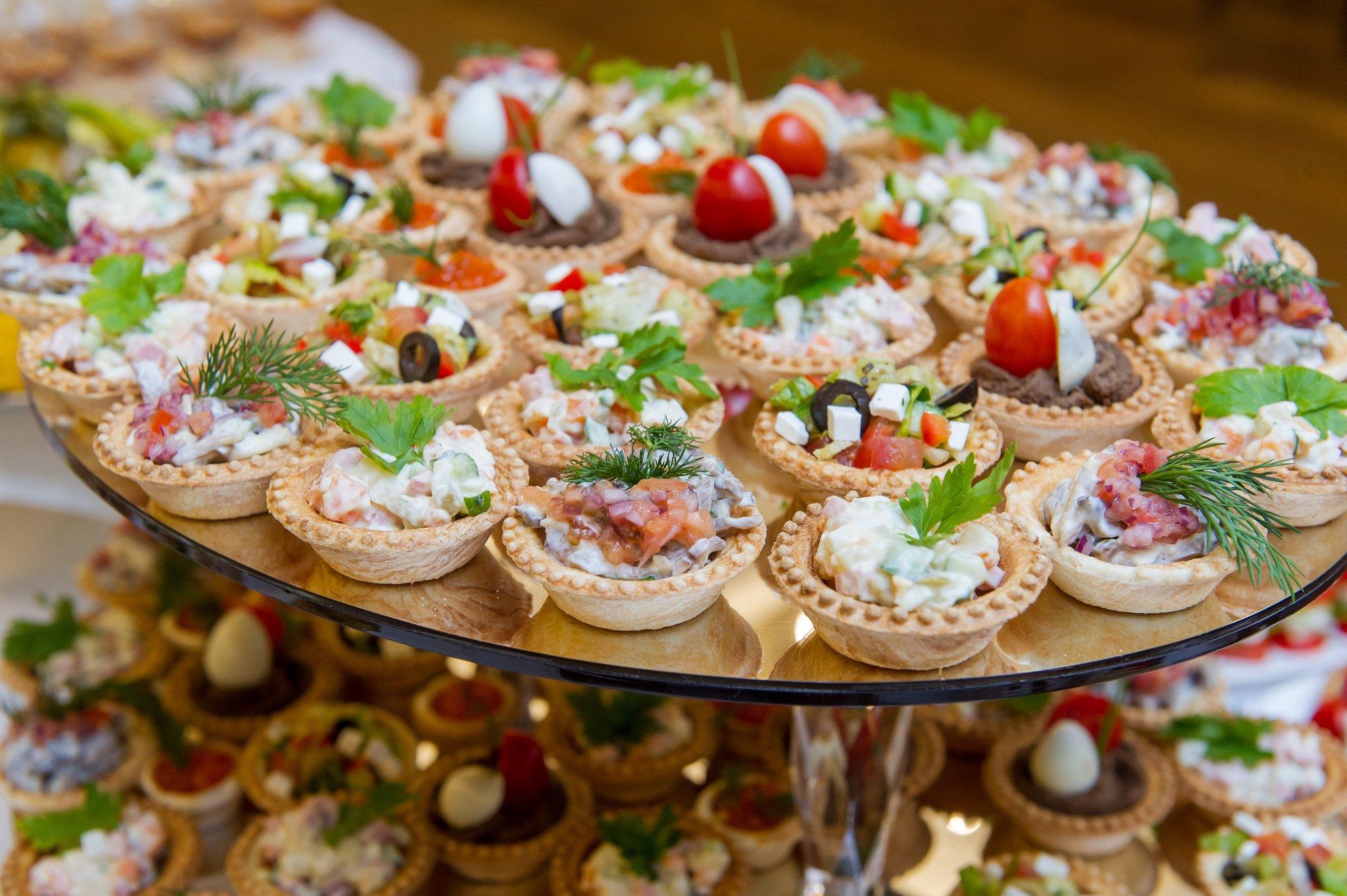 Pidupäeva kodused suupisted - seenepirukas, keelesalat ja täidetud peedid