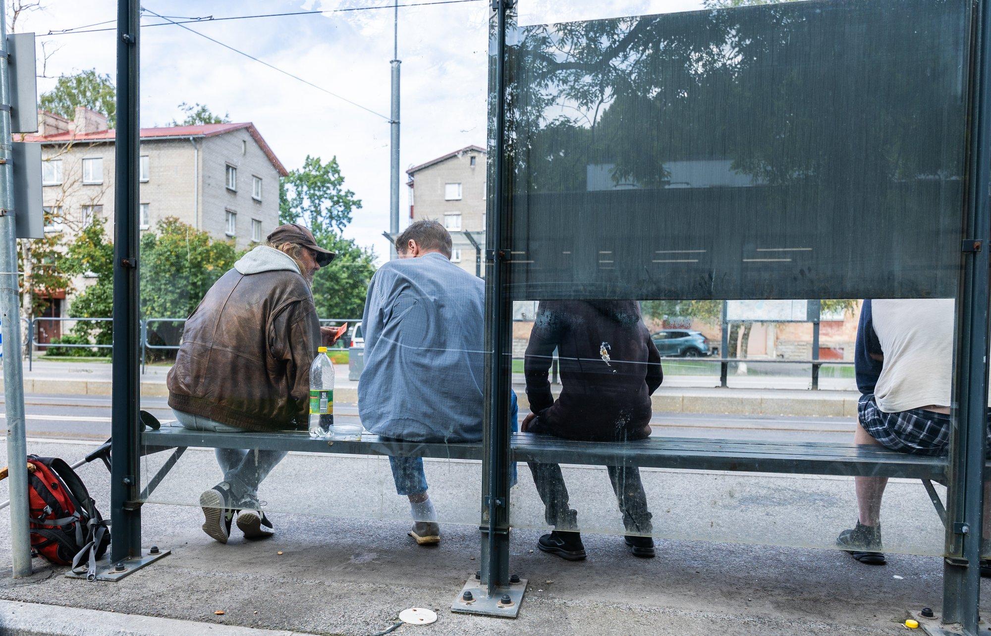 FOTOD | „Trammipeatustes käib pidev lällamine.“ Tallinnas Sikupillis ollakse hädas joodikukampadega