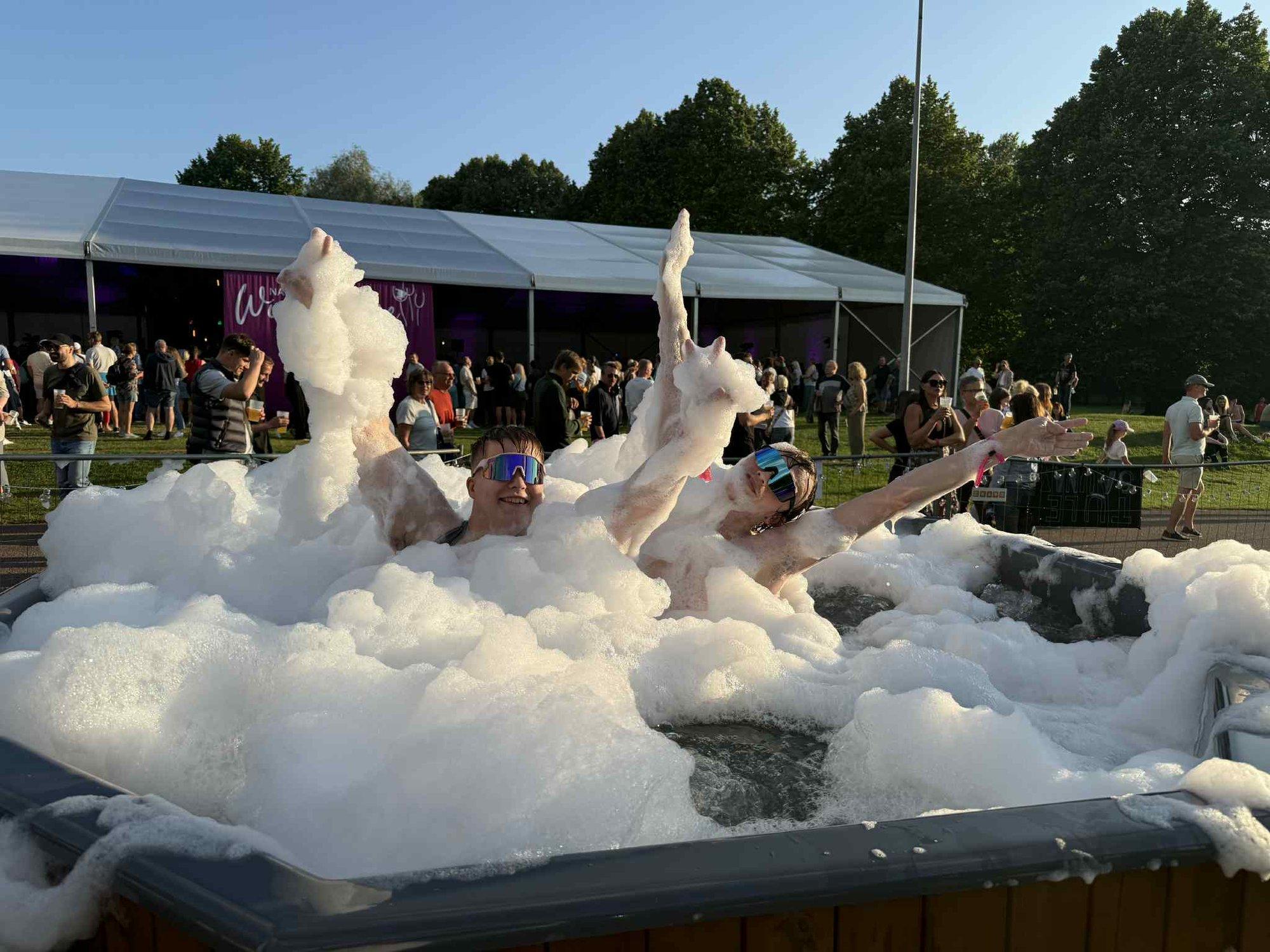 KLÕPS | Mis sellest muusikast! Vapper duo veedab Õllesummeril iga päev aega hoopis kümblustünnis