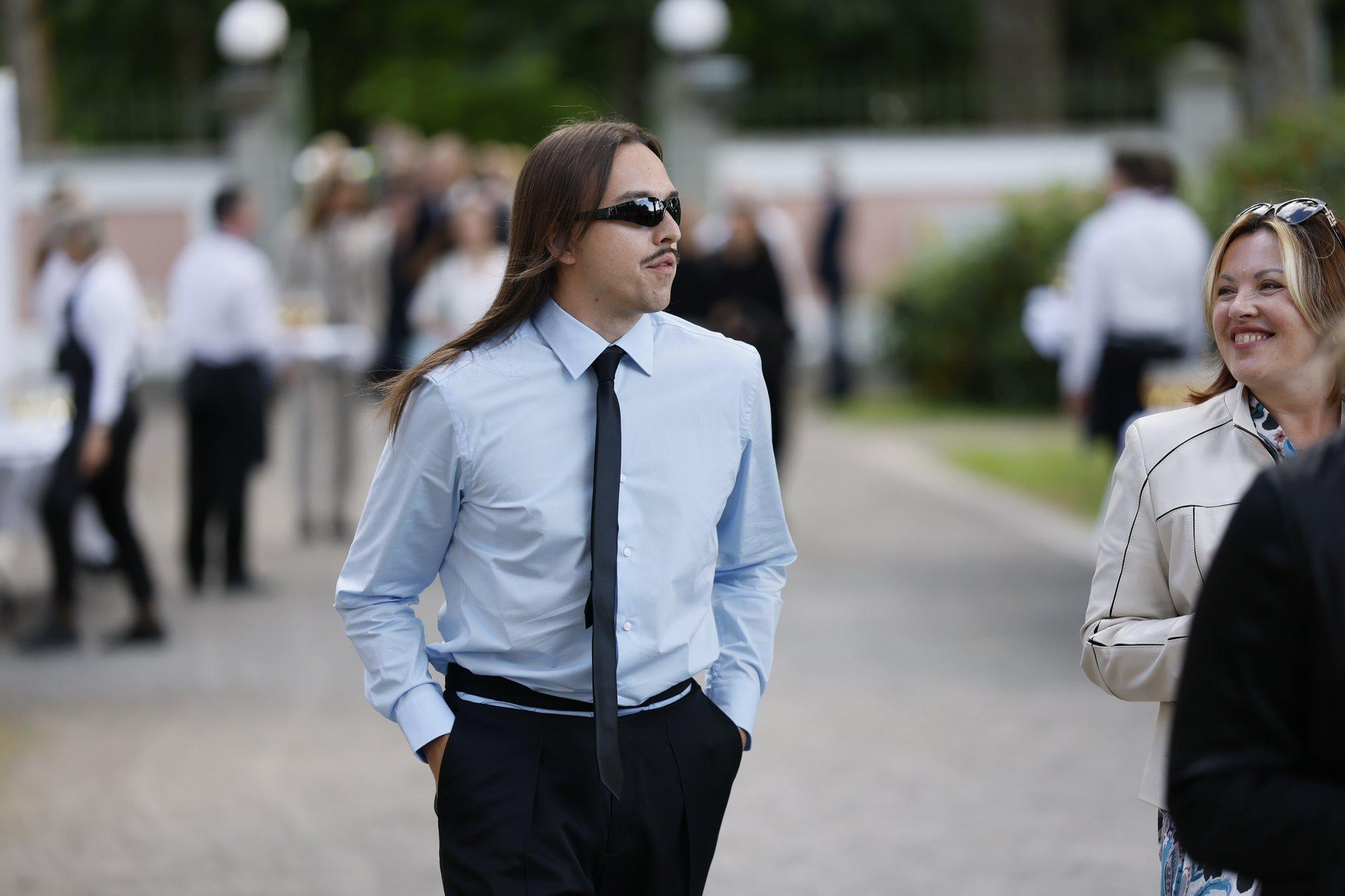 FOTOD | Pruut jäi koju! Tommy Cash saabus vastuvõtule emaga