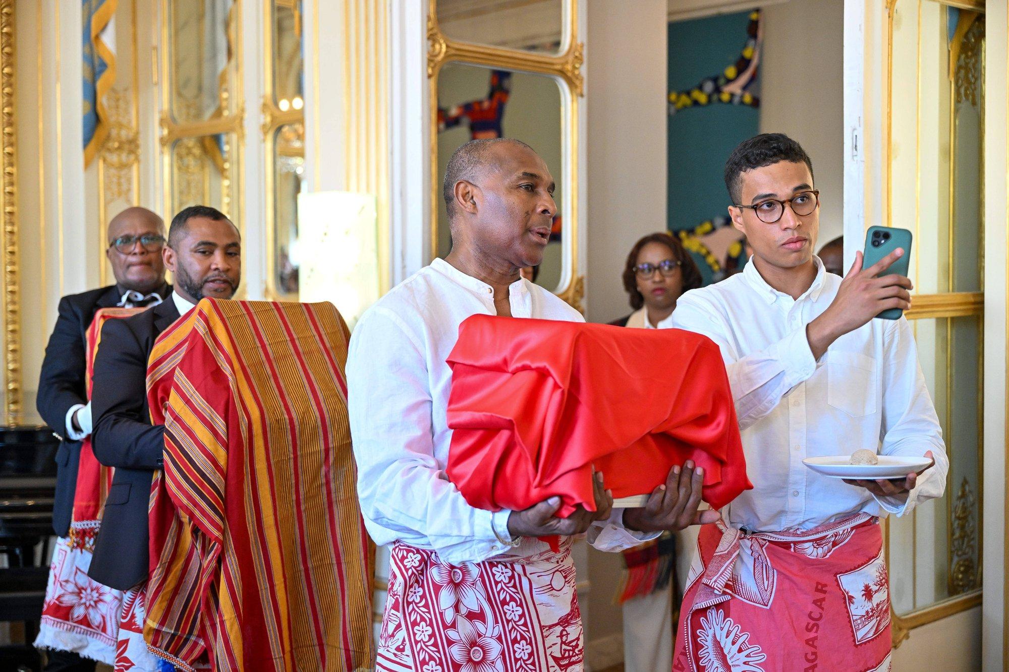 Prantsusmaa tagastas Madagaskari kahemiljonilisele rahvale nende kunagise kuninga kolju