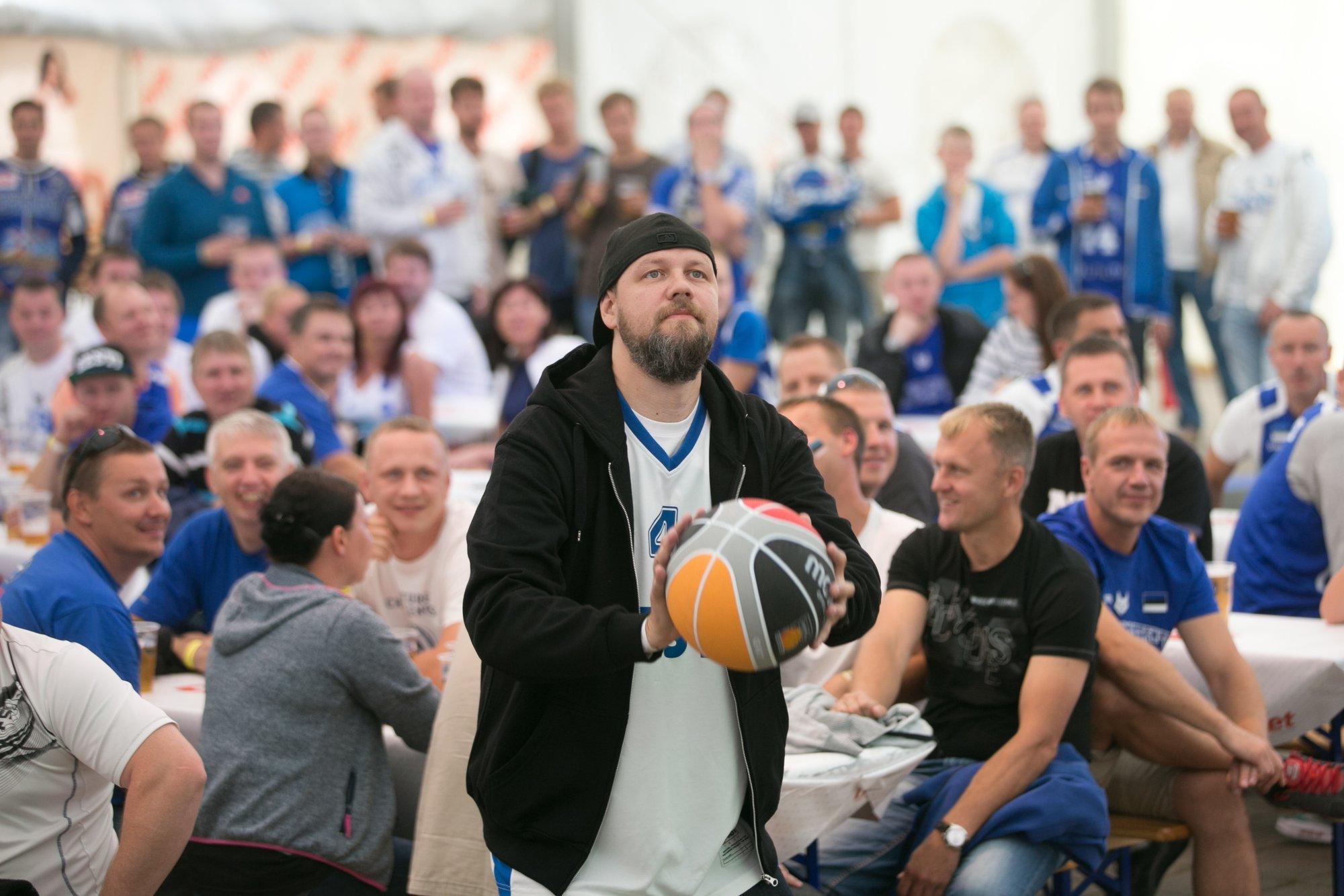 5MIINUST, Genka, Púr Múdd, Caater ja teised. Korvpallifänne tantsutavad Riia fännitelgis tuntud Eesti artistid