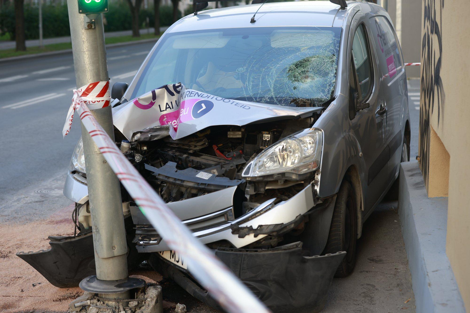 Gonsiori tänava kõnniteel auto alla jäänud mees on ikka veel haiglas