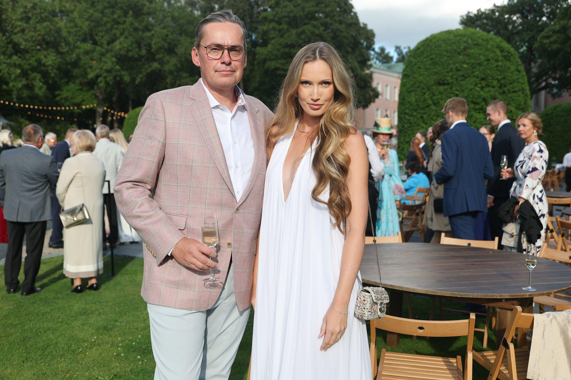 FOTOD | Ettevõtja Viljar Arakas võttis roosiaia peole kaasa endast 20 aastat noorema kallima. Neiu kleit oli avara dekolteega