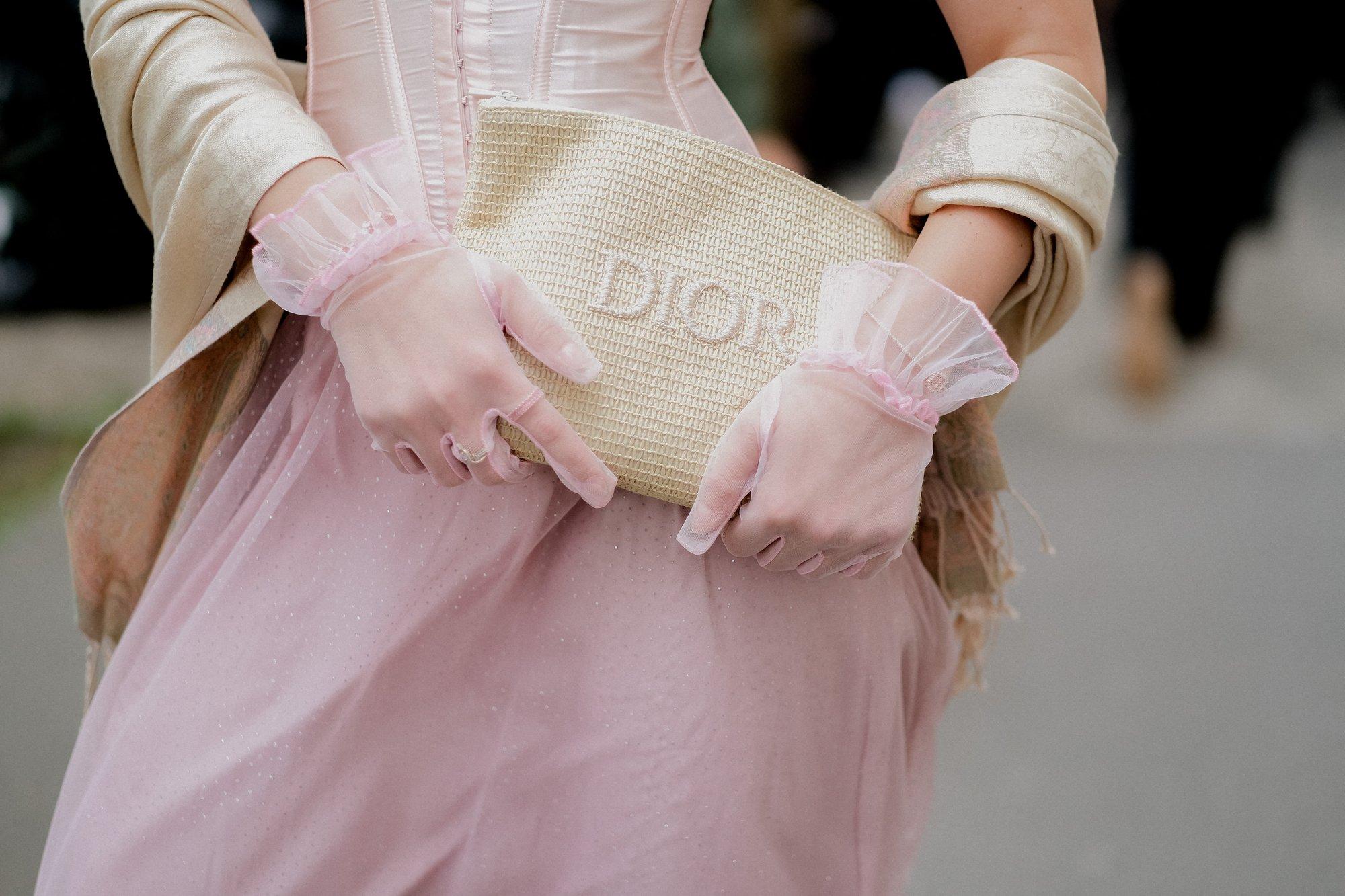 MOERUBRIIK | Lugeja küsib: kas pidulikud kindad on moes või võiks need jääda üleelmisesse sajandisse?