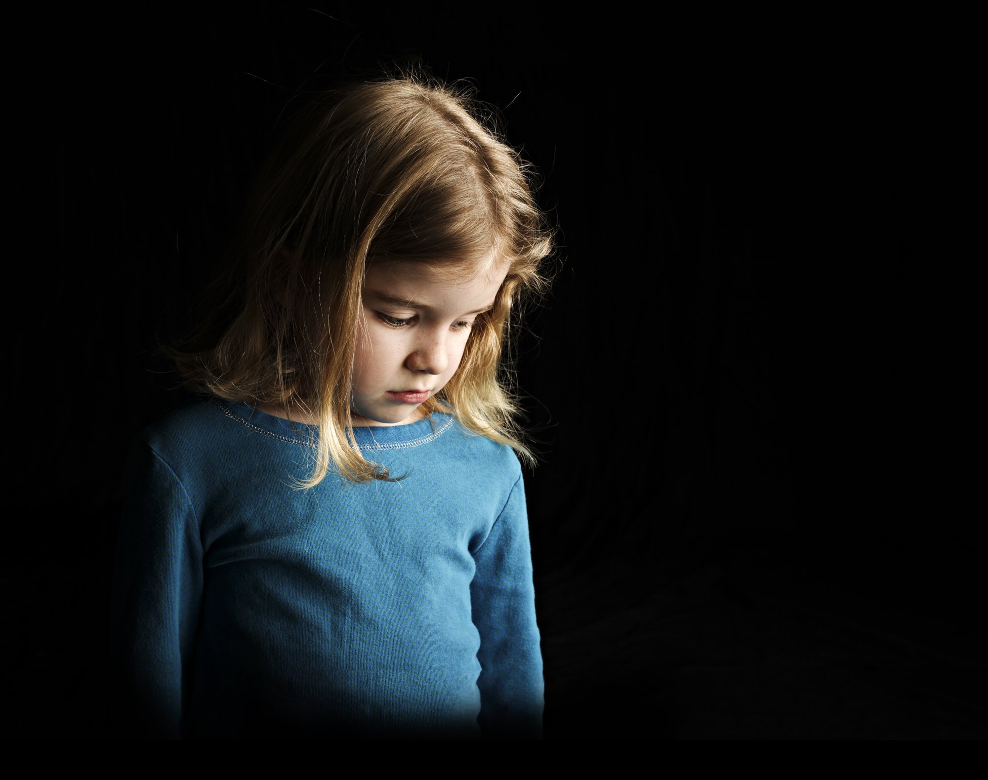 Linda ärkas esimest korda kodus üksi nelja-aastaselt, vanemad olid joomas. Mida tähendab kasvada alkohoolikute peres?