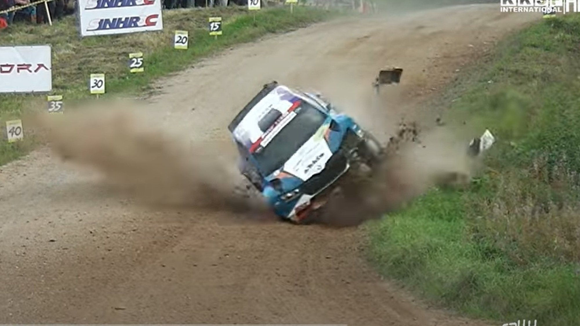 VIDEO | Tükid lendasid ja masin rullus üle katuse! Mārtiņš Sesks tegi kodusel rallil karmi avarii